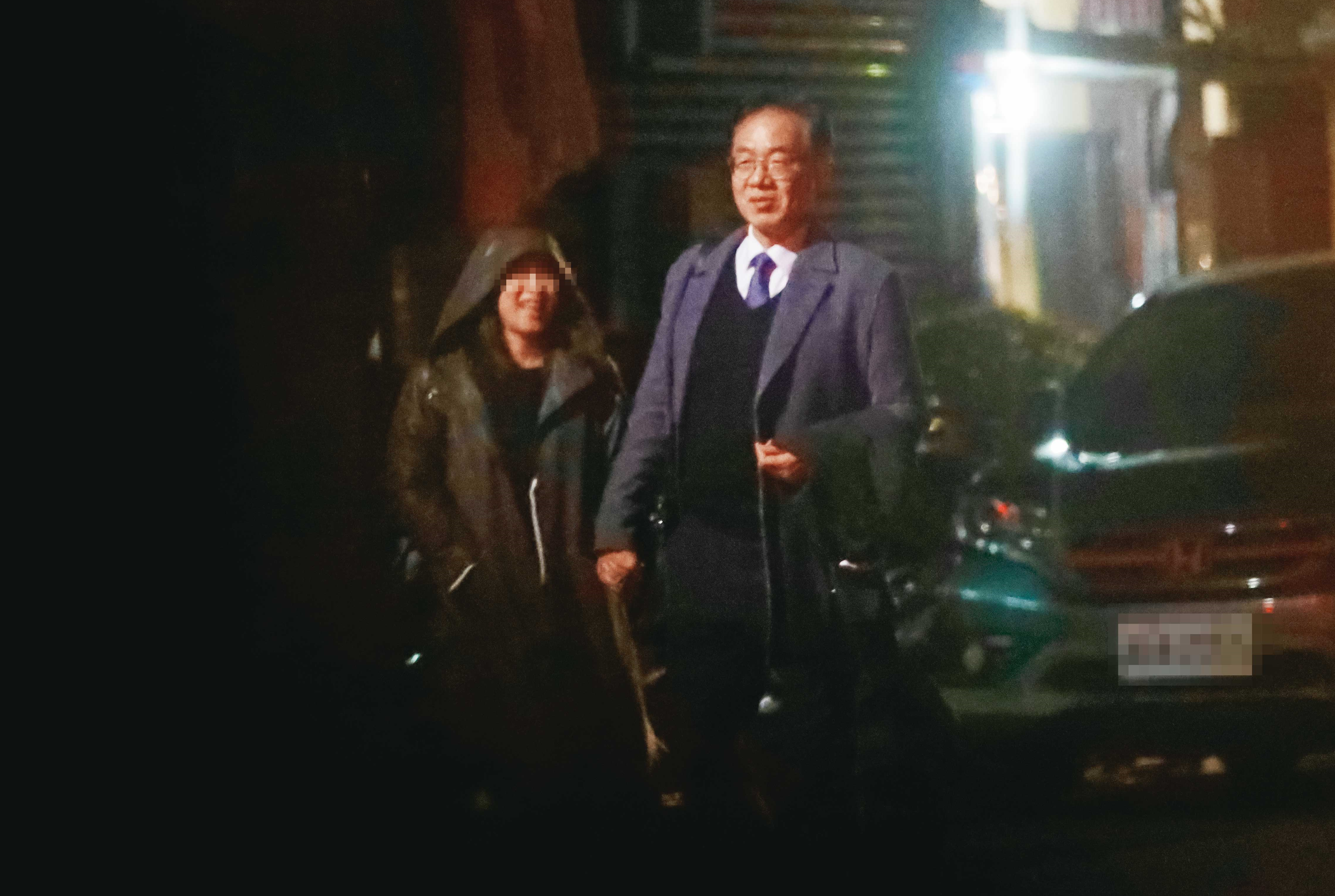 2025.01.16 19:58 成大副校長陳鴻震（右）與高女（左）吃完晚餐後，在細雨中牽手散步。 
