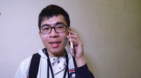 Mr.R（R哥）10日晚間因在台北信義區撒錢活動，其中網紅「反骨男孩」培根也在現場丟玩具鈔。（翻攝自培根臉書）