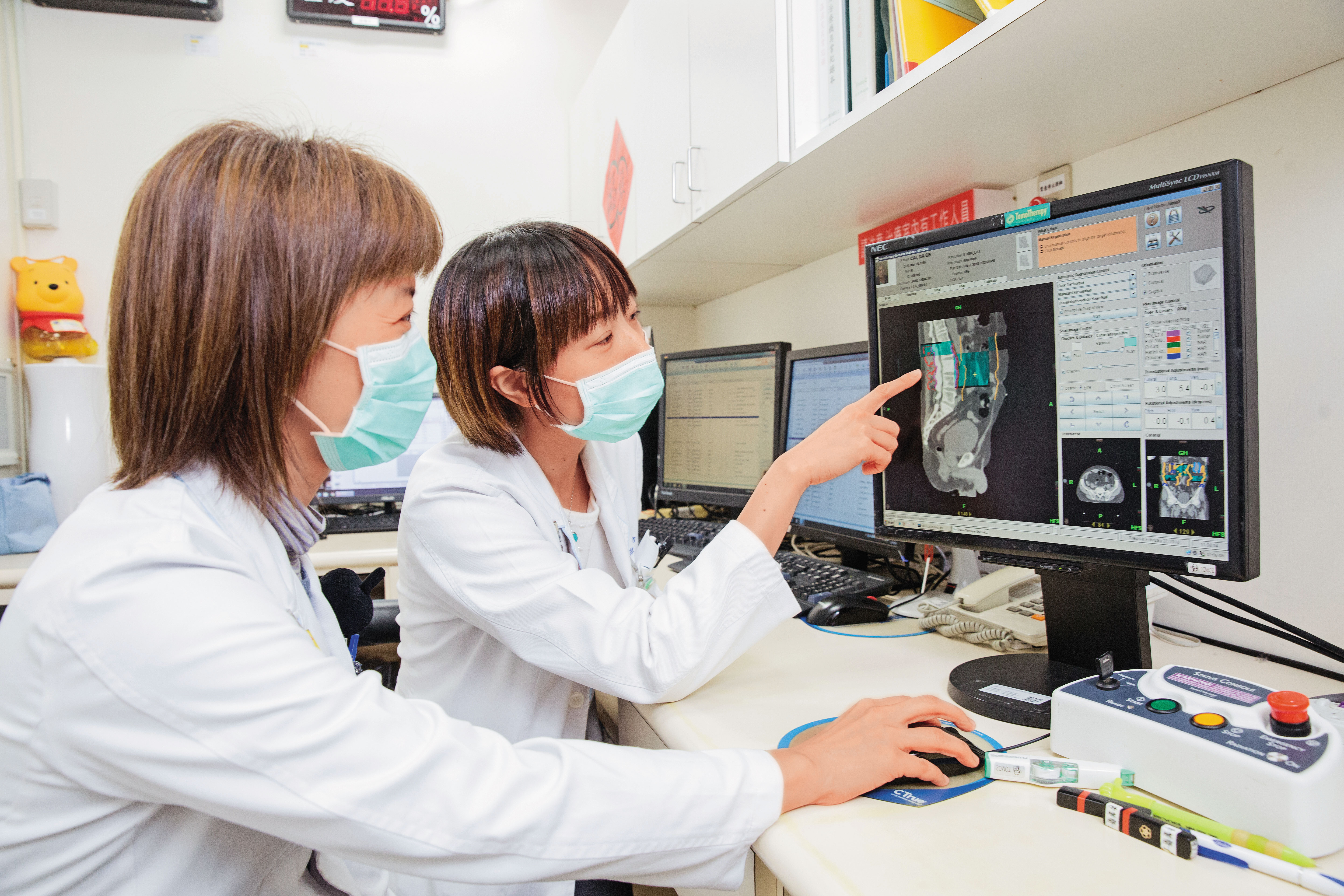 新冠疫情爆發後，很多國家的醫院都面臨人力短缺問題，為減輕醫護負擔，醫院紛紛導入AI等工具幫助醫護人員。