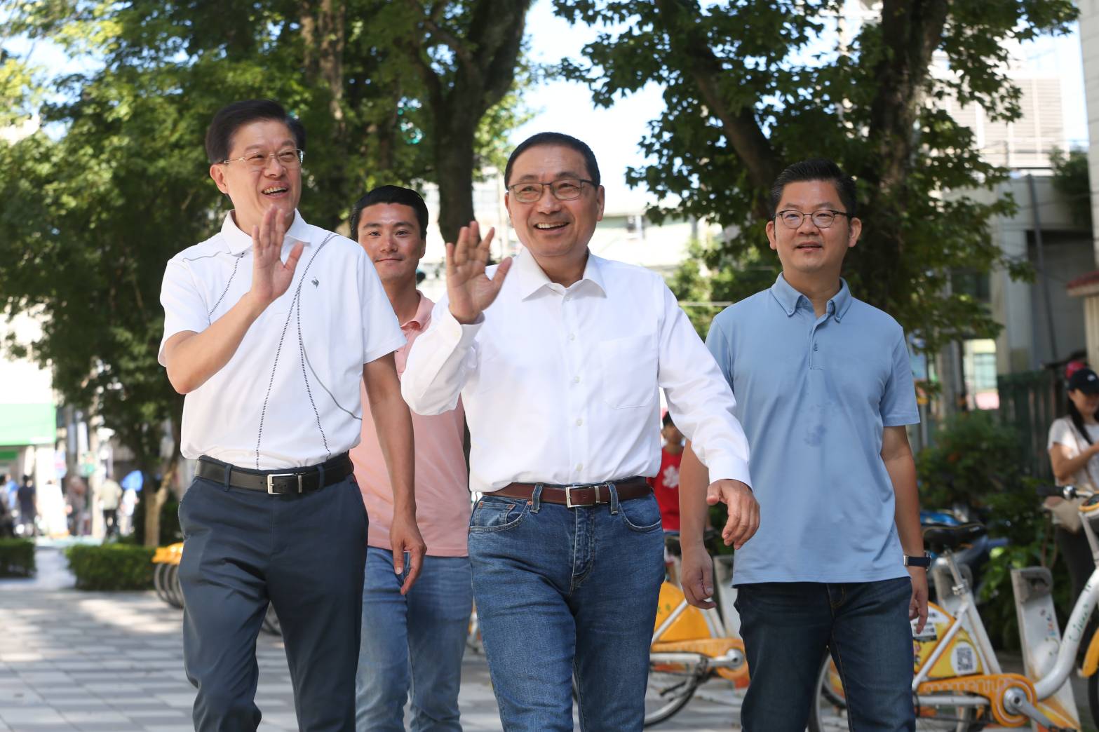 新北市長侯友宜（右二），今早陪同立委羅明才（左）投票。（鏡報李鍾泉）