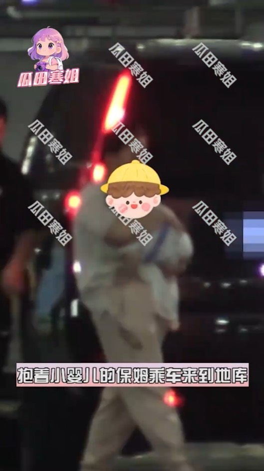 徐媽媽被拍到抱著嬰兒進出黃子韜的家。(翻攝自微博)