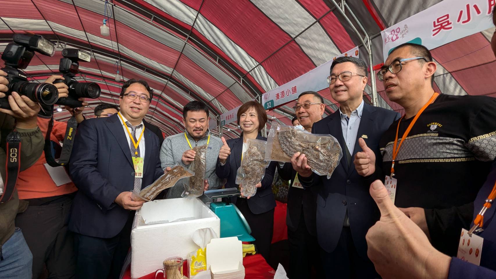 行政院長卓榮泰讚美更生人小胖做的鹹豬肉真好吃。