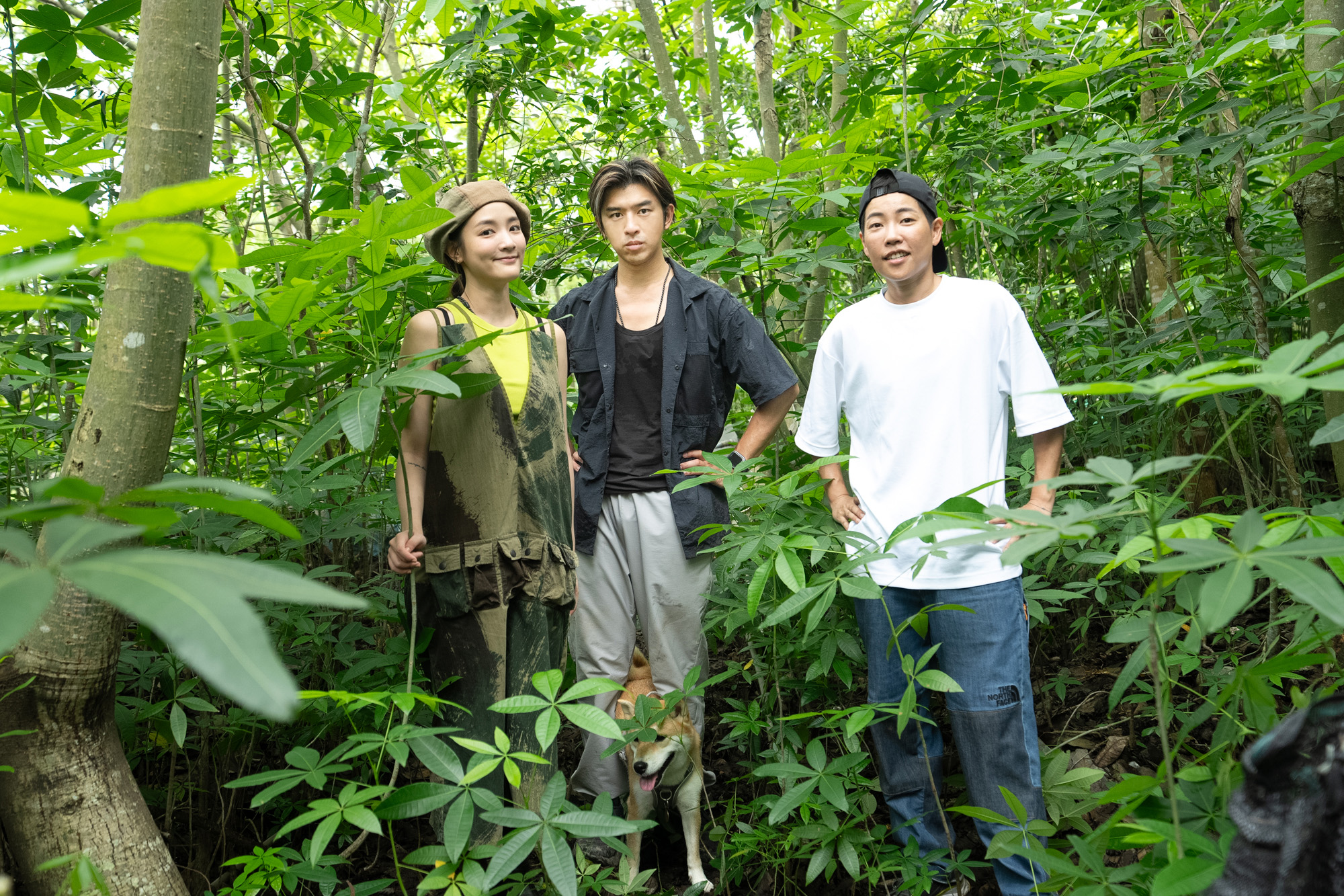 陳柏霖（中）在第二季《極島森林》中帶著來賓玩得開心，把大自然綠色知識和娛樂結合。左為王淨，右為網紅昆蟲擾西。（LINE TV提供）