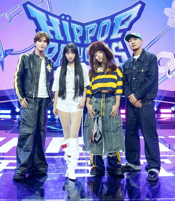 岩田剛典（左一）去年參與說唱節目《Unpretty Rapstar: Hippop Princess》，與（左二起）田小娟（左二起）、RIEHATA與GAEKO合作。（網路圖片）