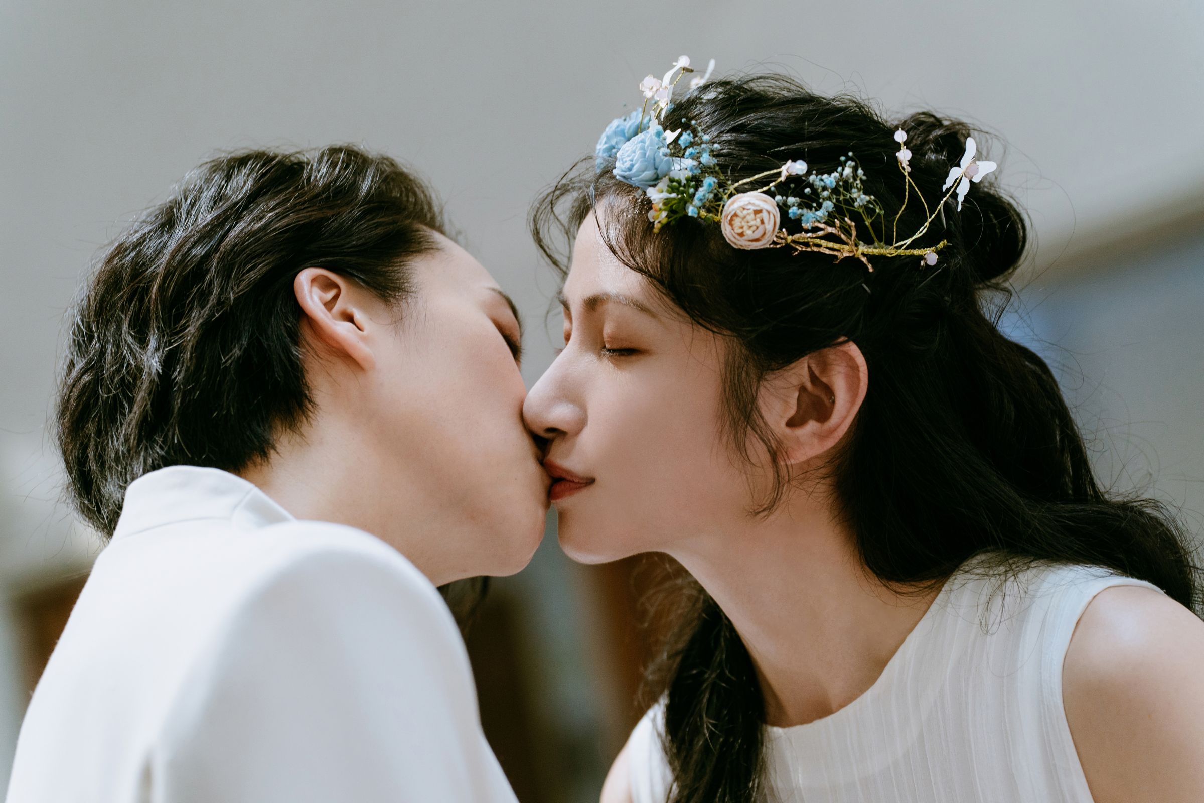 李千娜、趙逸嵐飾演同志愛侶,事先完全不認識。(三立提供)