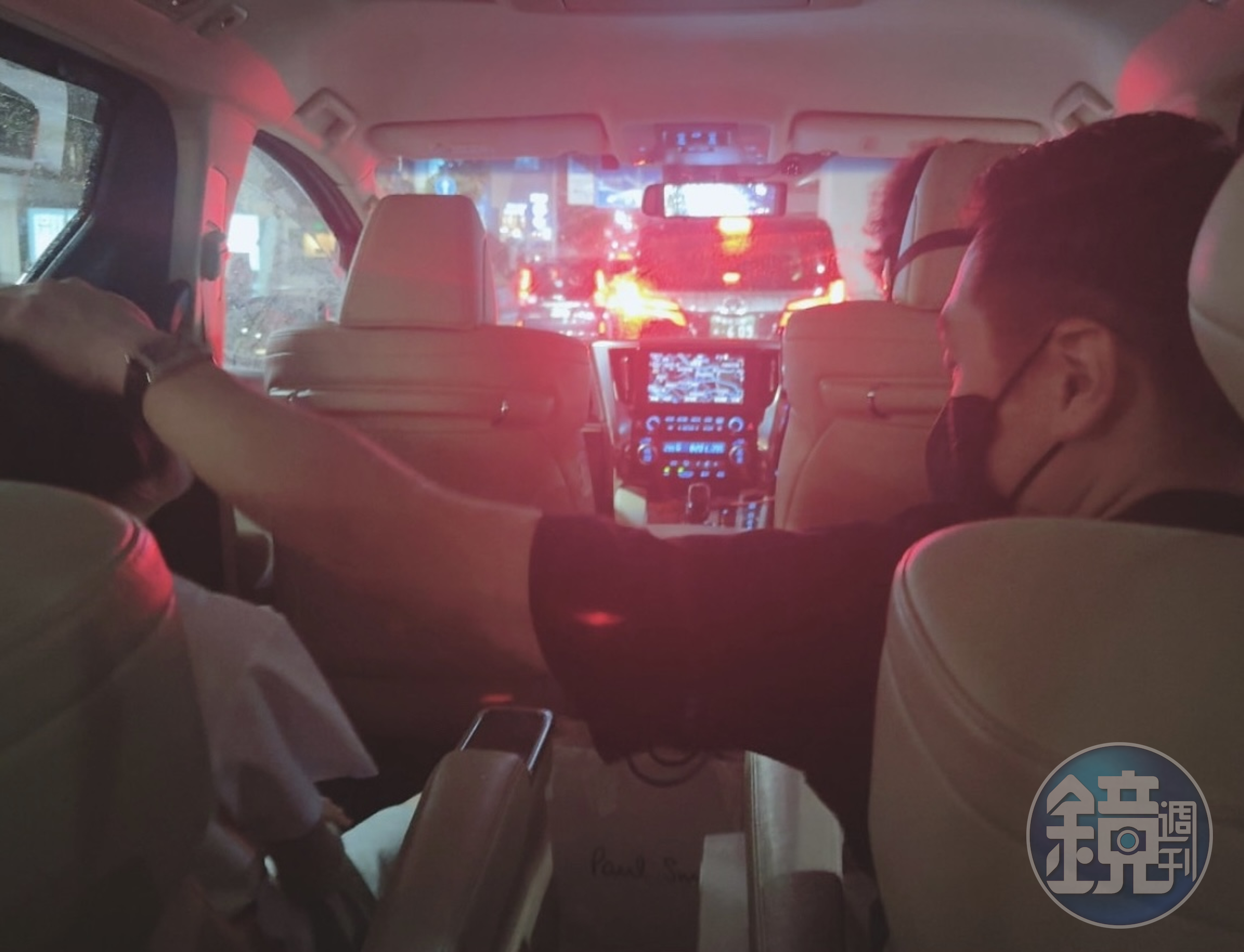 王泉仁在車上寵溺的摸摸兒子的頭。(讀者提供)