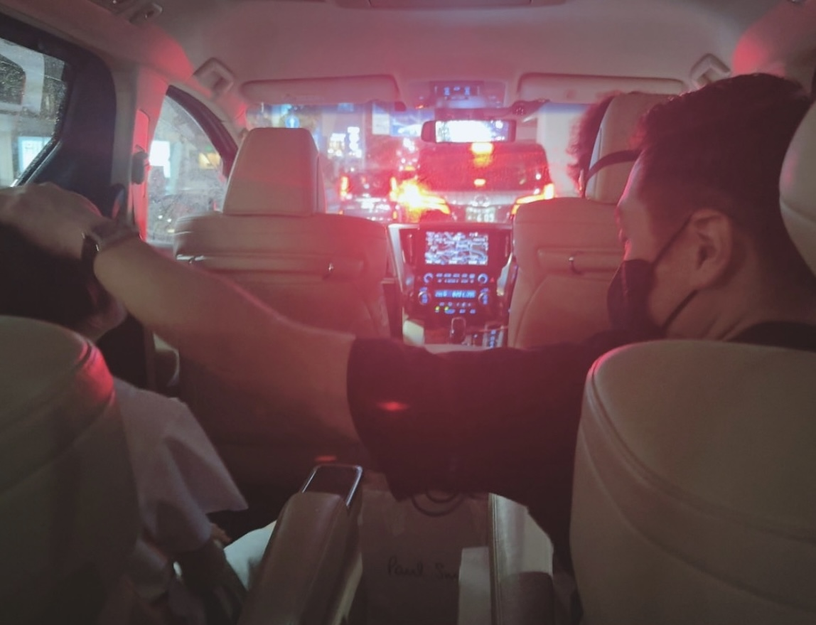 王泉仁在車上寵溺的摸摸兒子的頭。（讀者提供）