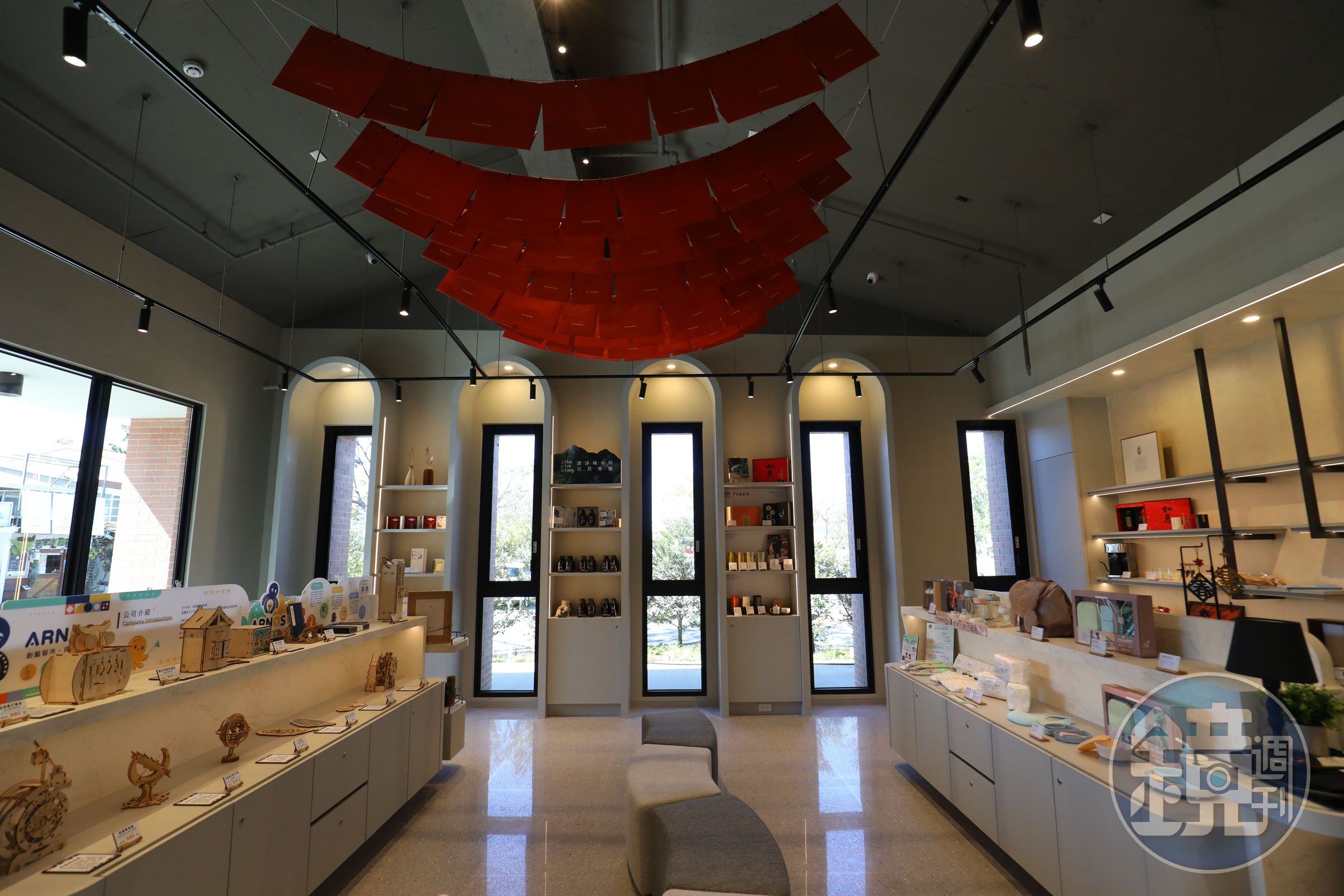 大廳旁的選品店，販售多款在地文創商品，飯店內使用的洗浴備品、防卡套、鮮磨咖啡粉、茶葉，這裡都買得到。