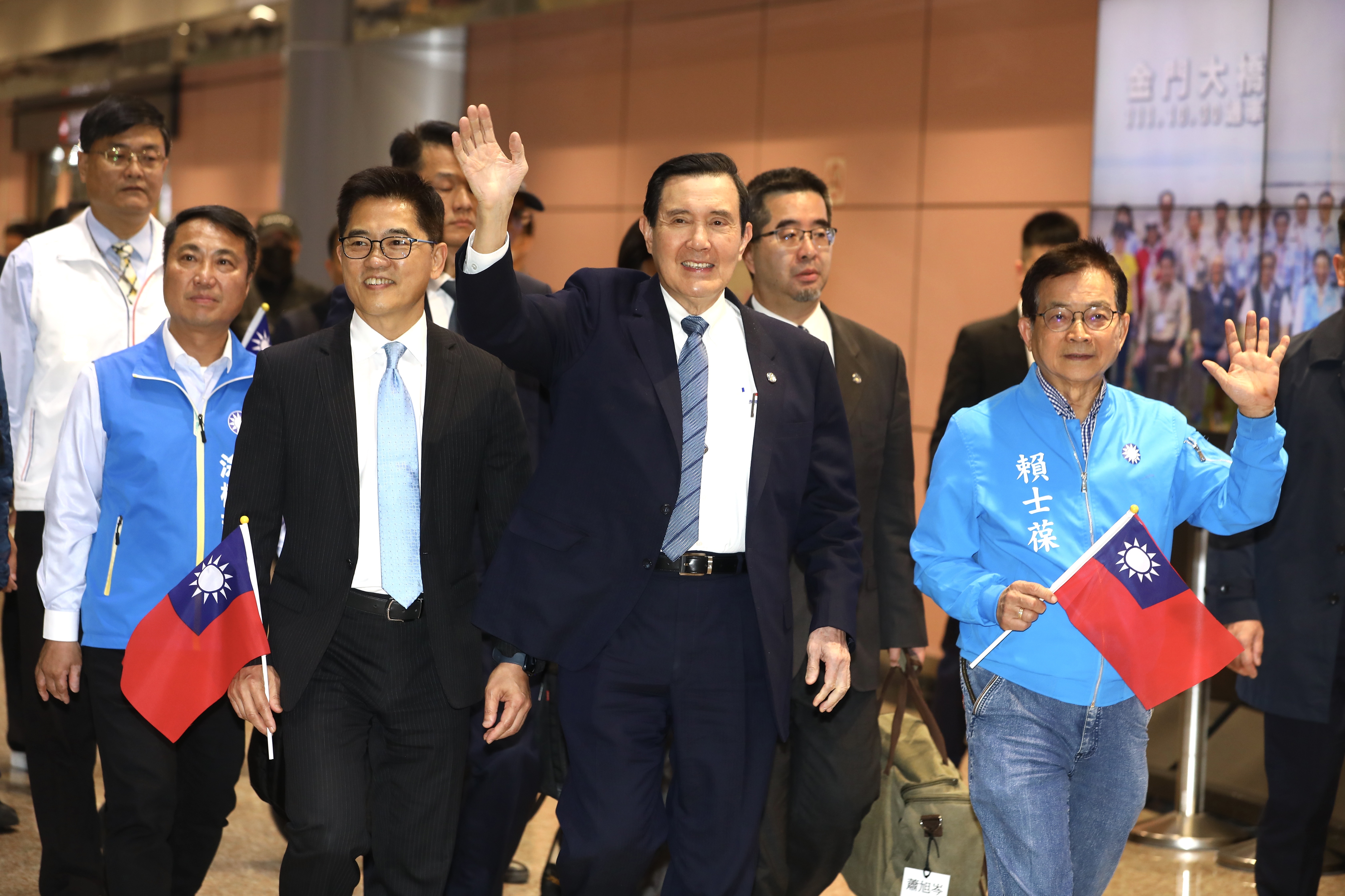 國民黨今日派祕書長黃健庭與若干藍委接機馬英九。
