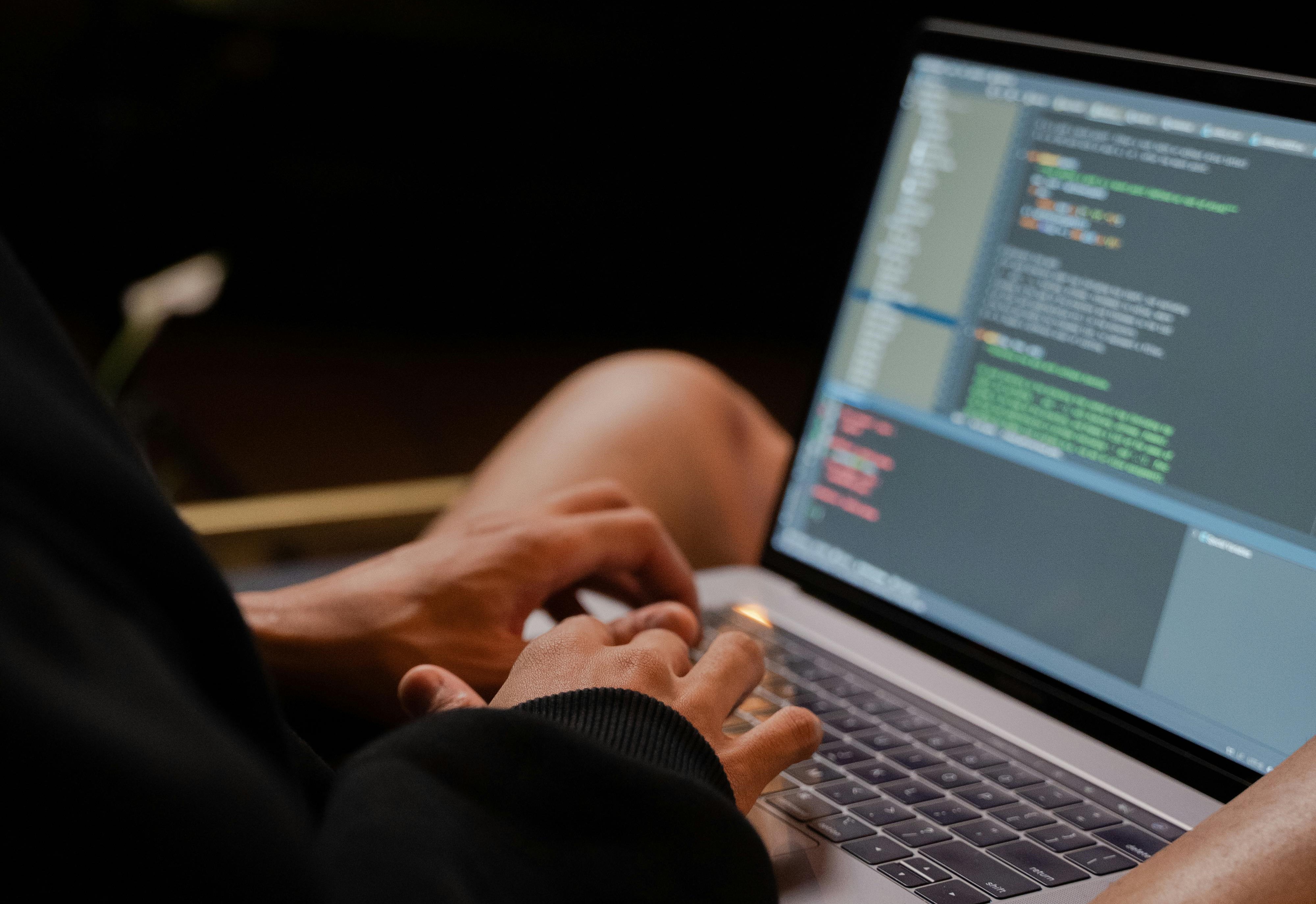 四大電機碩班學生坦言「每天看Code就胃痛」。（示意圖，非當事人／pexels）