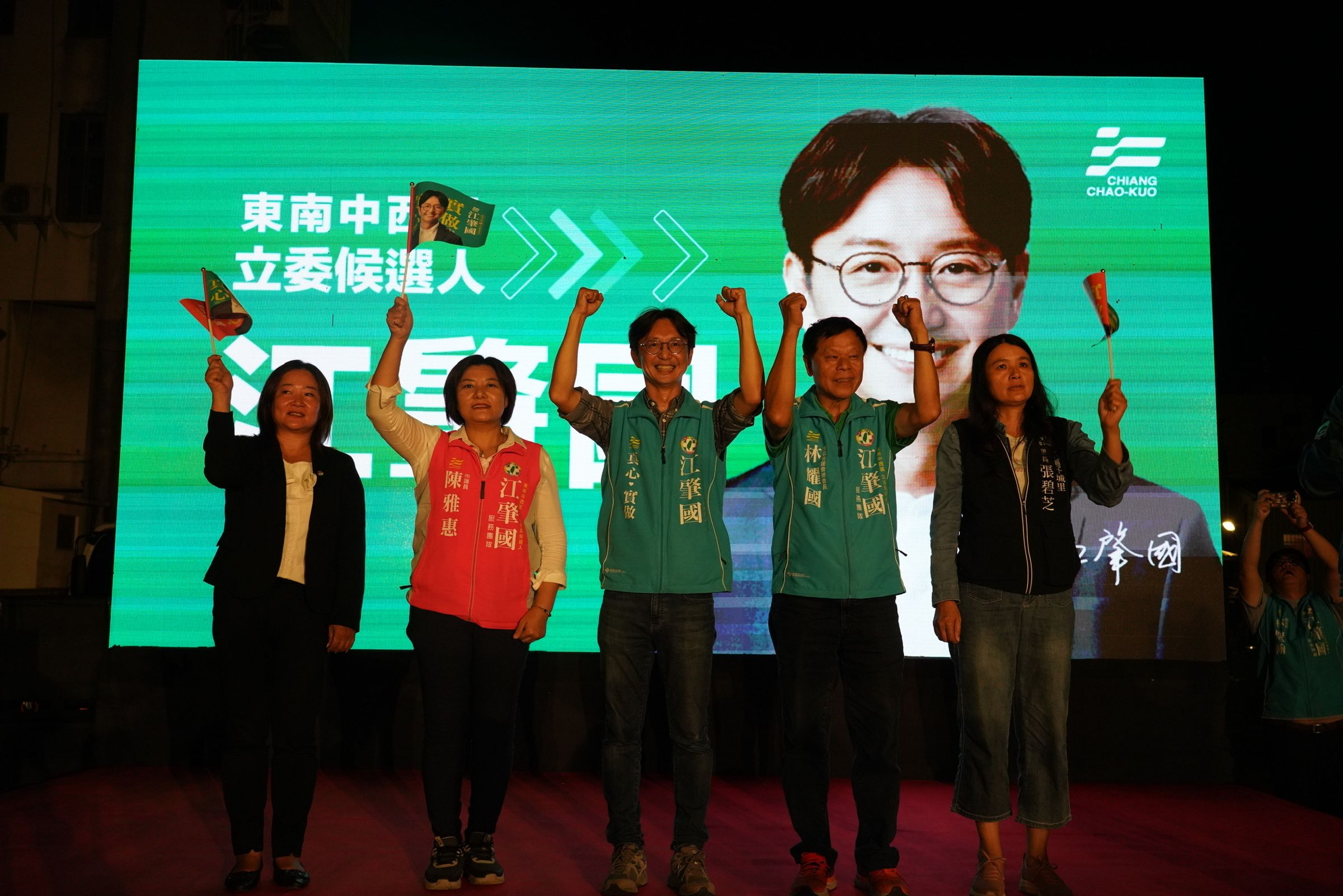 台中市立法委員候選人江肇國昨於東區青龍宮廟口開講,直搗藍營票倉。(江肇國辦公室提供)