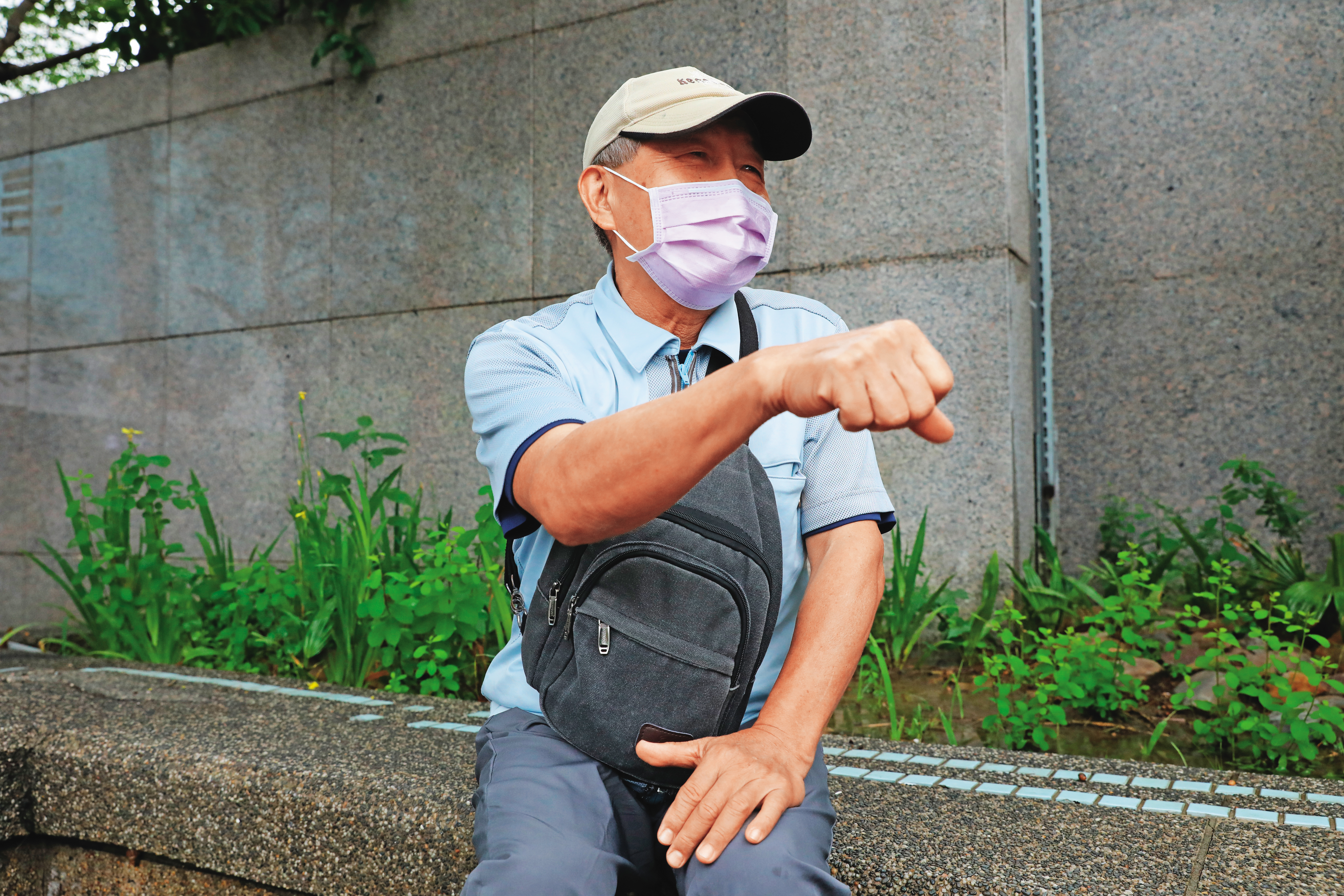 楊姓男子（圖）多處遭激烈毆打，事發多天後，臉上仍留有傷痕。（投訴人提供） 