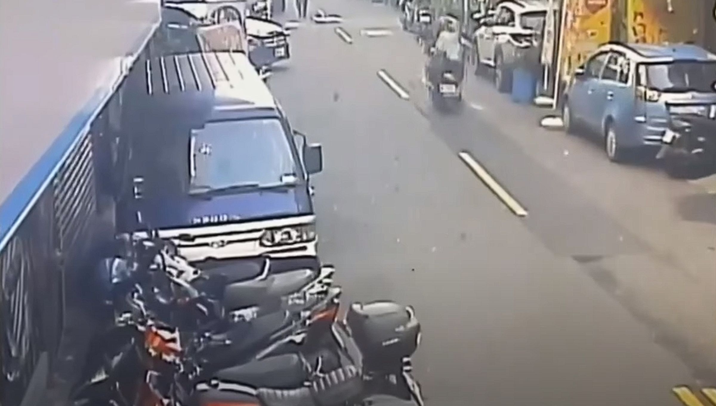 板橋懷德街一處社區大樓下起磁磚雨,差點砸到路過的機車騎士。(翻攝自YouTube記者新聞網)