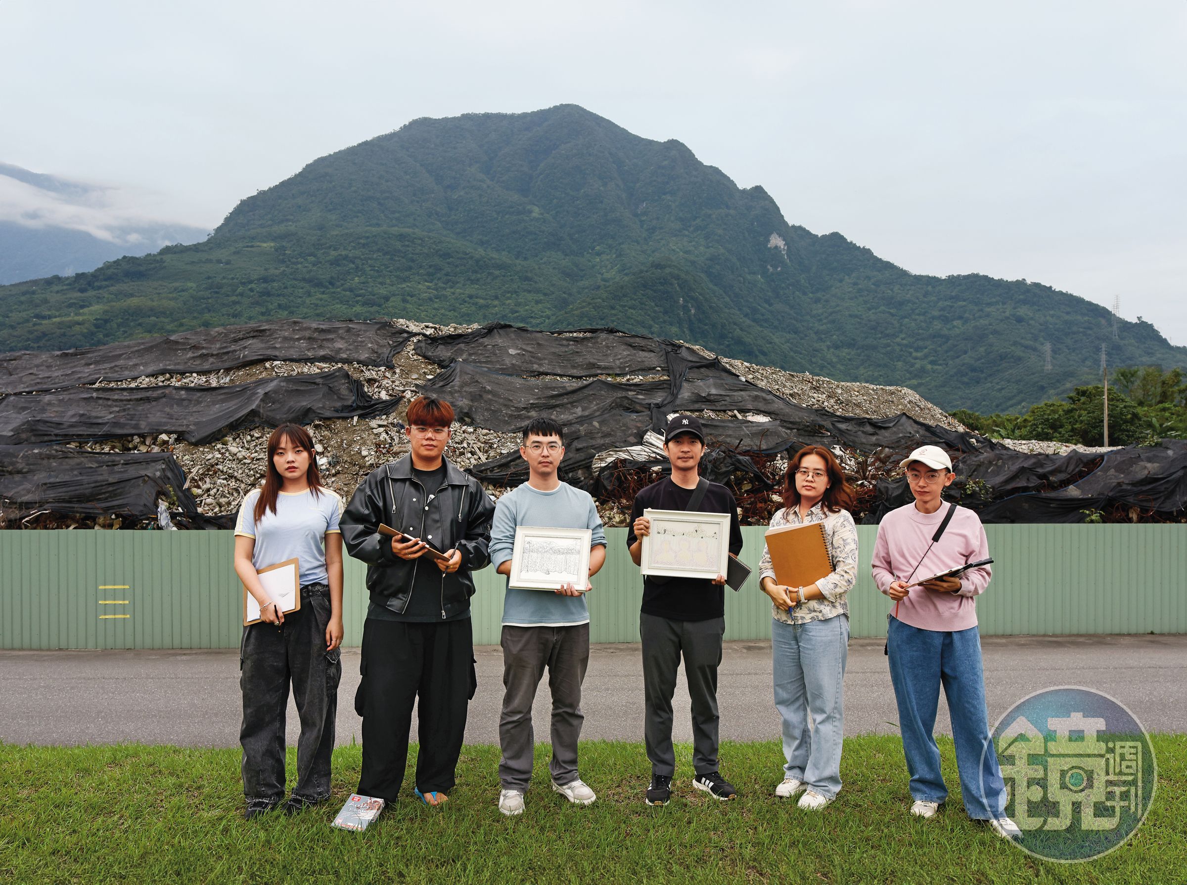 寫生團來到第一次出團的國福土資場，土方在1年後仍未清除。由左至右分別是王思婷、沈仲恩、黃政強、張峻閡、詹琇鈞、王煜松。