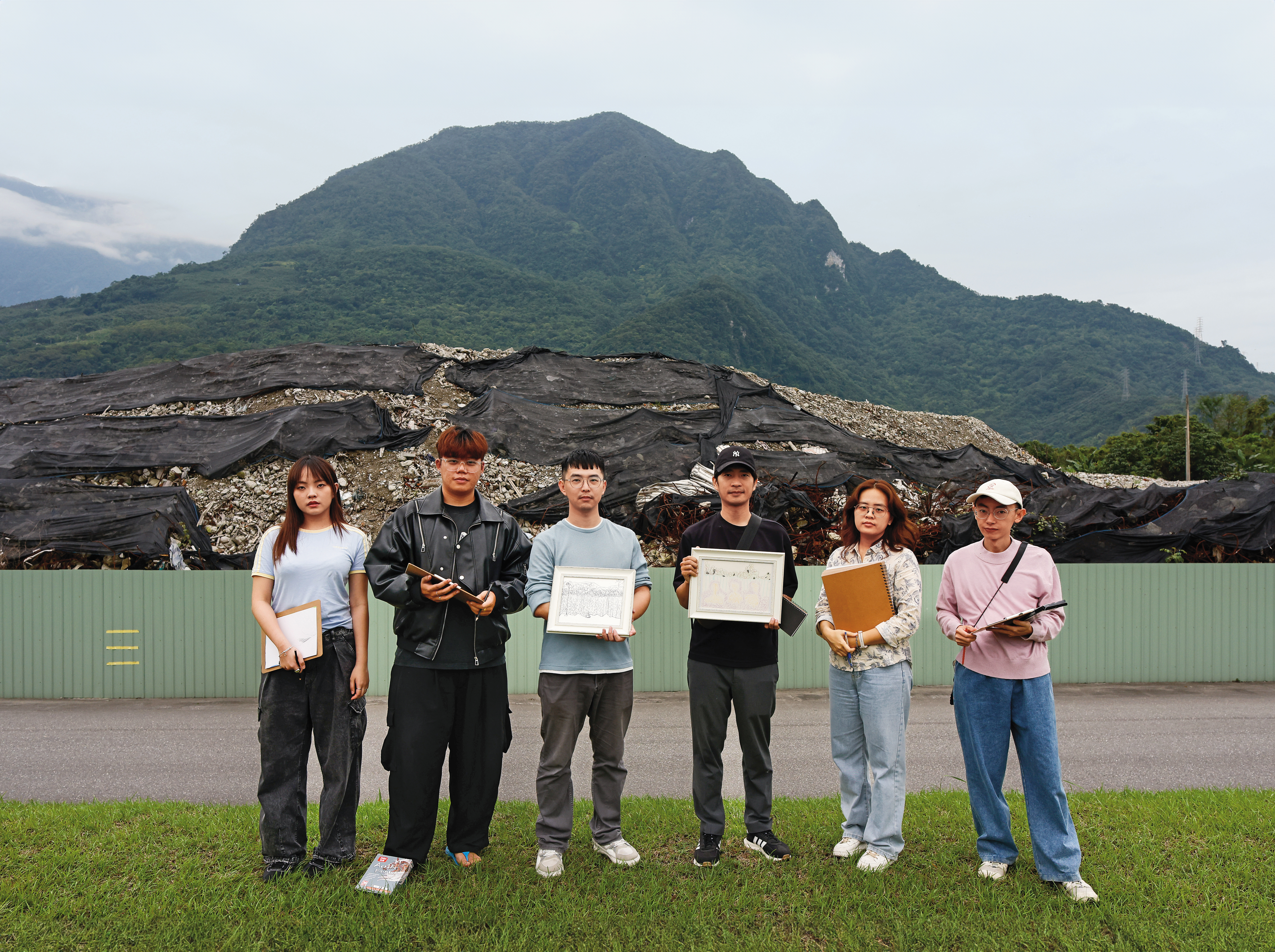 寫生團來到第一次出團的國福土資場，土方在1年後仍未清除。由左至右分別是王思婷、沈仲恩、黃政強、張峻閡、詹琇鈞、王煜松。