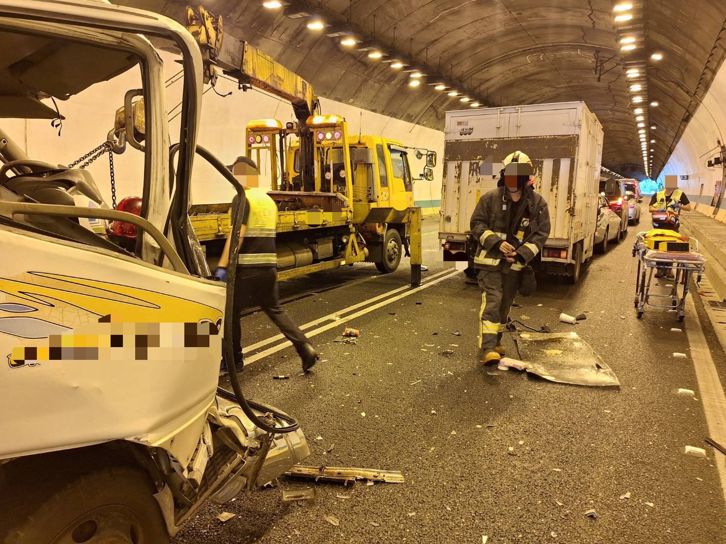 國道3號安坑隧道今早發生5車連環撞事故，滿地都是汽車碎片。（翻攝畫面）