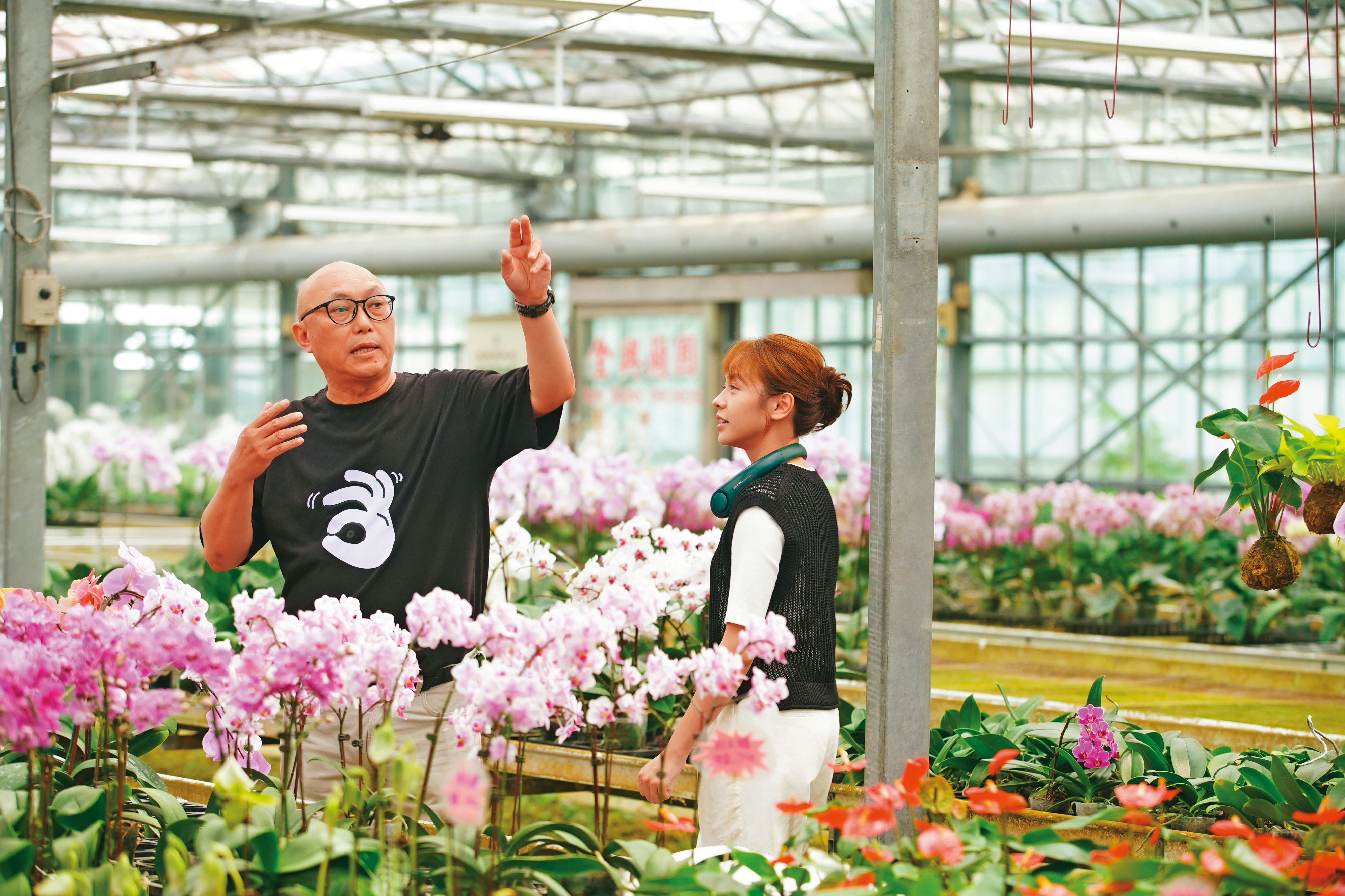  《我的婆婆怎麼那麼可愛2》維持家庭關係的基調，黃姵嘉（右）從鳳梨酥轉換跑道學種蘭花，導演鄧安寧（左）則善用場景展現特色。（公視提供）