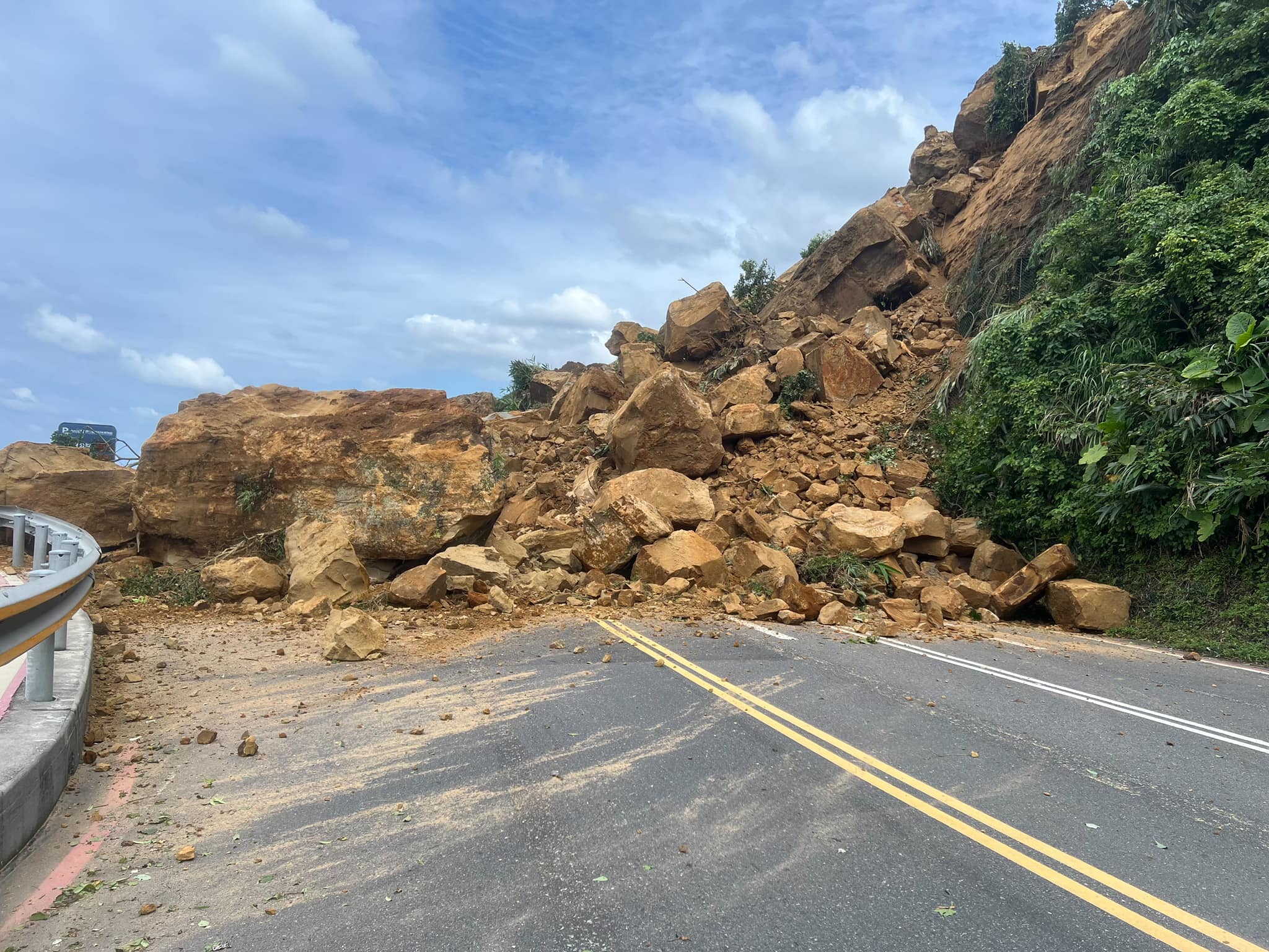基隆市潮境公園入口處的台2線發生嚴重土石坍方事故。（翻攝自張顥瀚臉書）