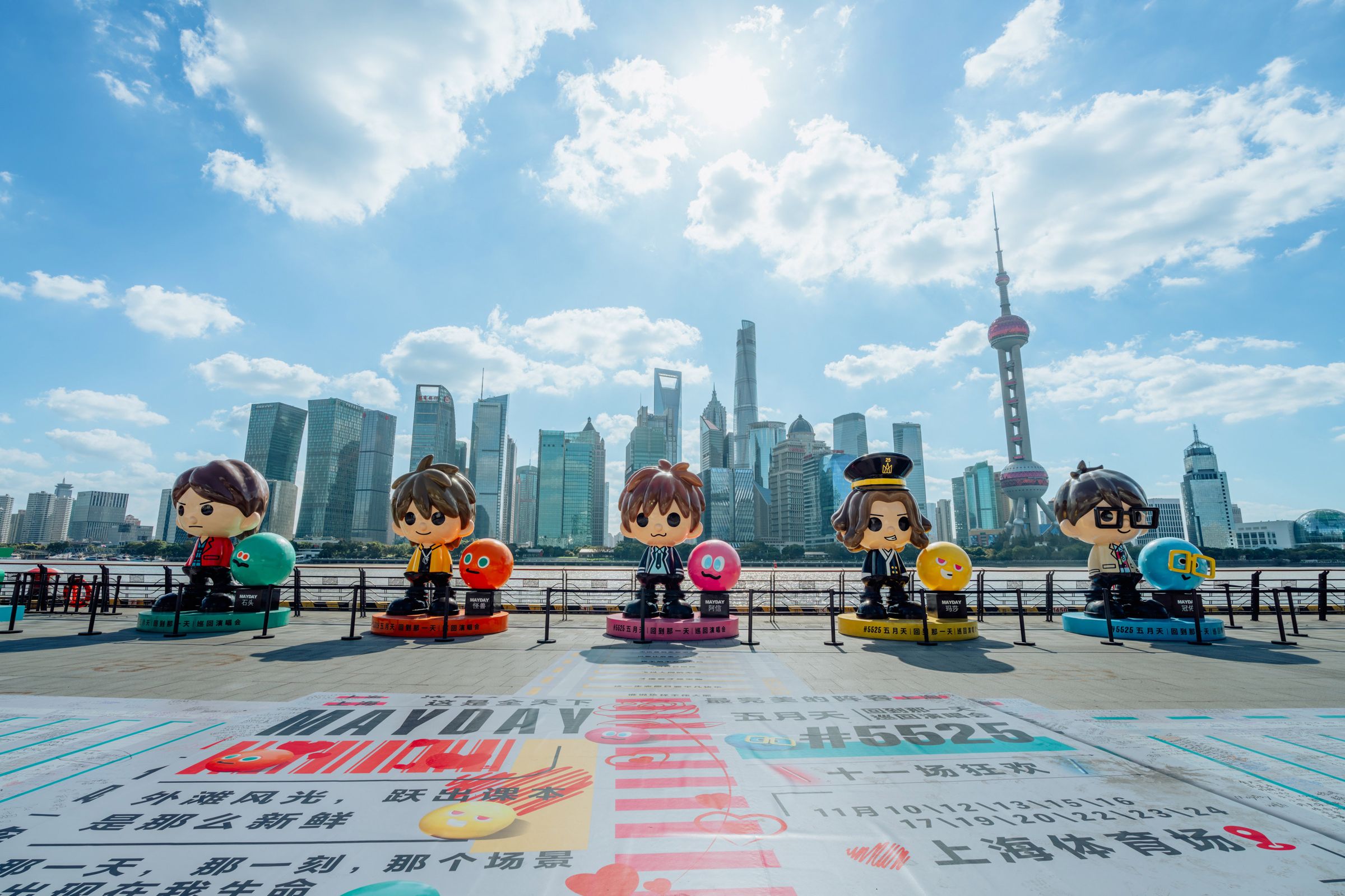 在上海外灘的巨型五月天Q版公仔,成為五迷打卡熱點。(相信音樂提供)