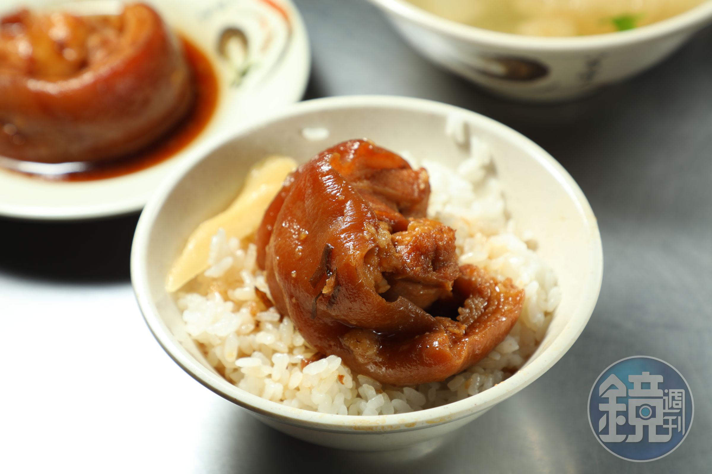 這一碗「爌肉飯」上面躺著一塊肥敦敦的爌肉，筷子一夾肉就輕易斷開。（65元／小份）