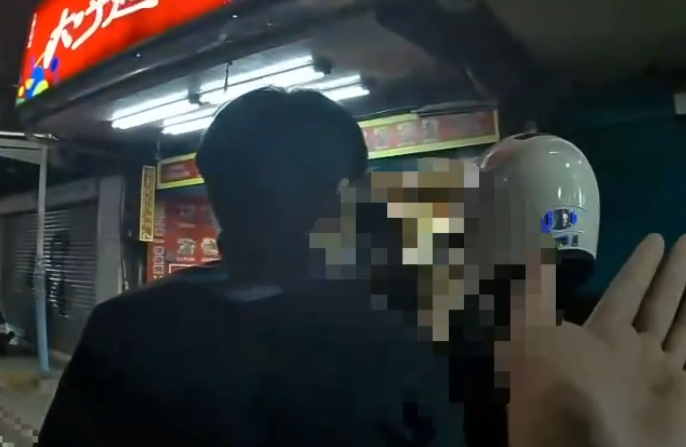 雙方共有5人打成一團,警方呼叫快打警力支援,化解衝突。(翻攝畫面)