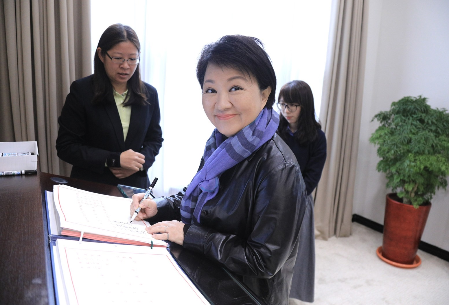 台中市長盧秀燕今（26日）北上赴行政院會，向行政院長卓榮泰提出建言，盼立意良善的政策能繼續辦理。（中市府提供）