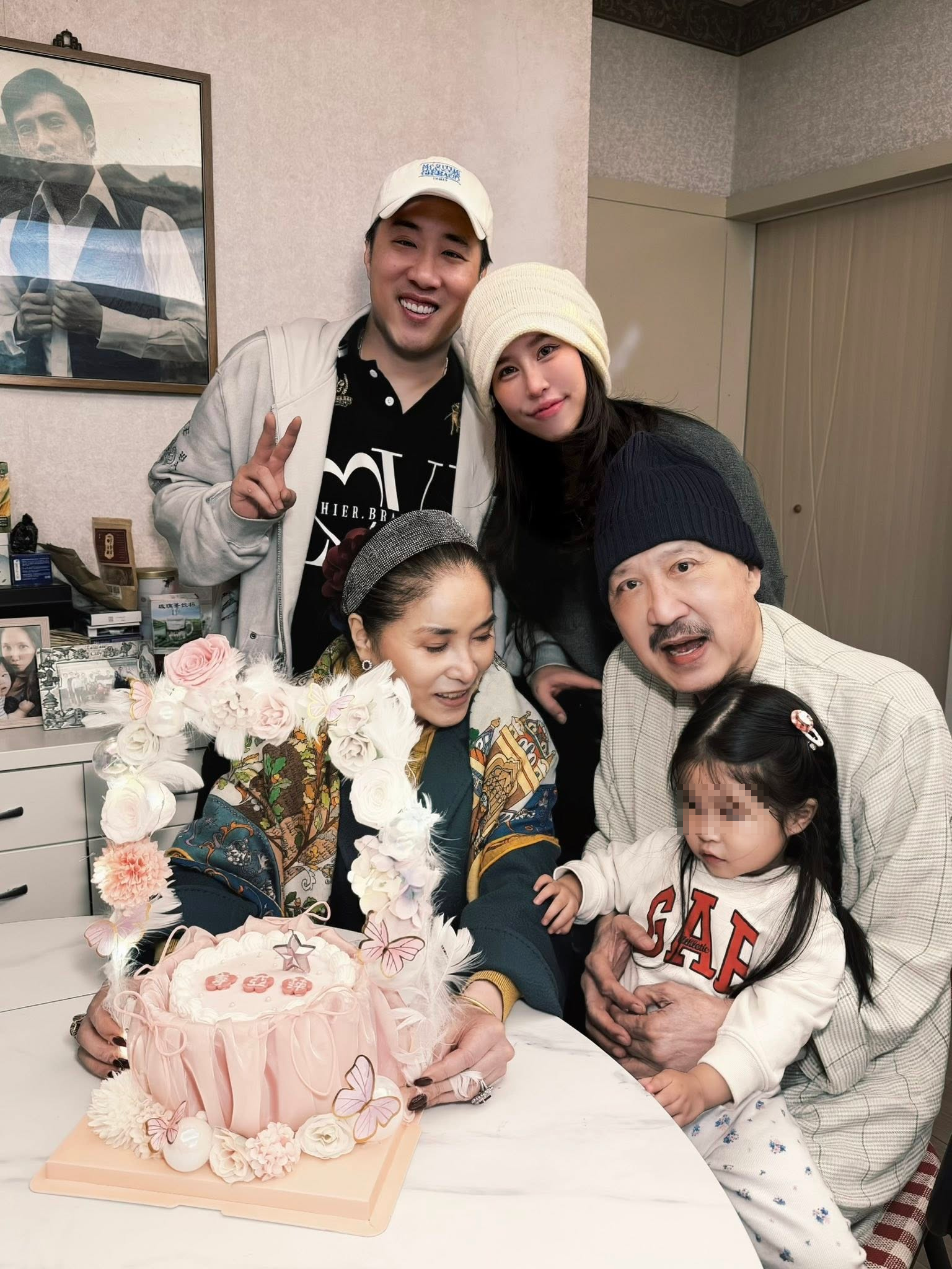 余祥銓和妻子柔柔，以及父親余天、女兒小元寶團聚，幫媽媽李亞萍慶生。（翻攝余祥銓臉書）