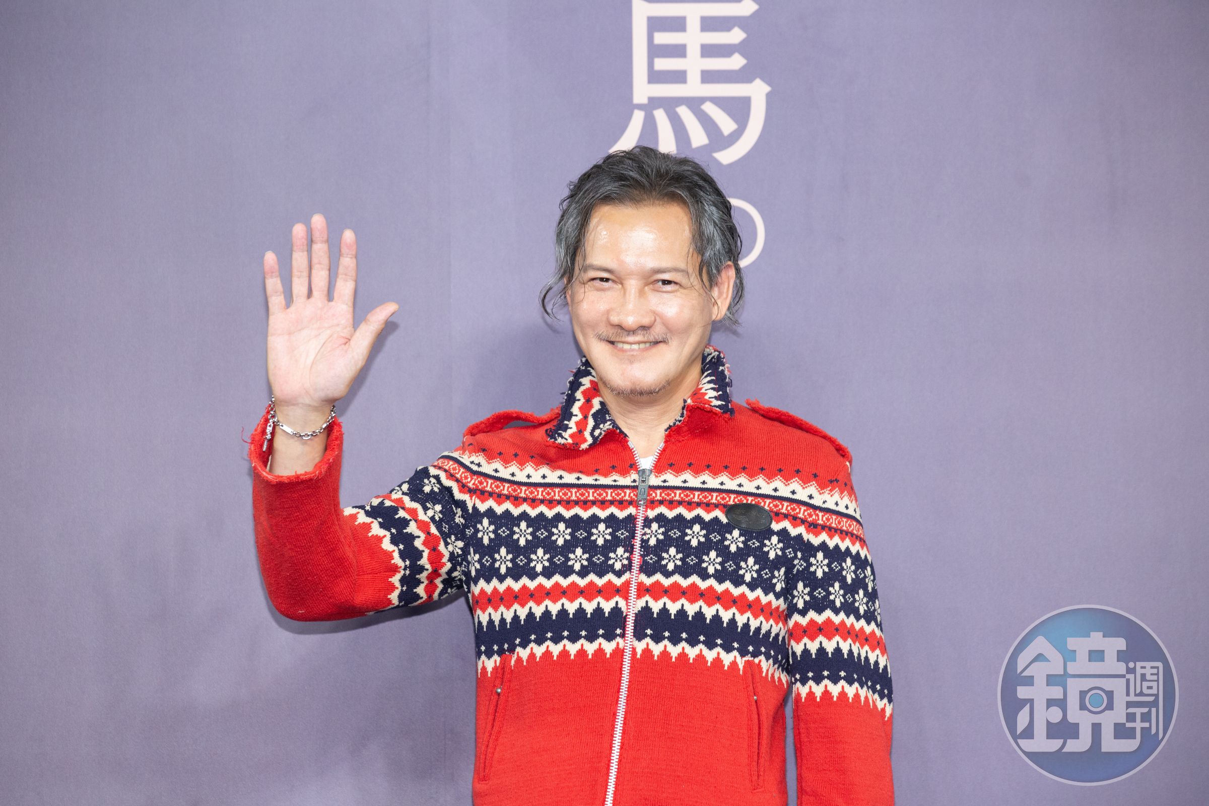 戲裡重男輕女的爸爸俞宏榮，戲外是位帥氣大叔，滿臉笑容全然不似片中兇惡。