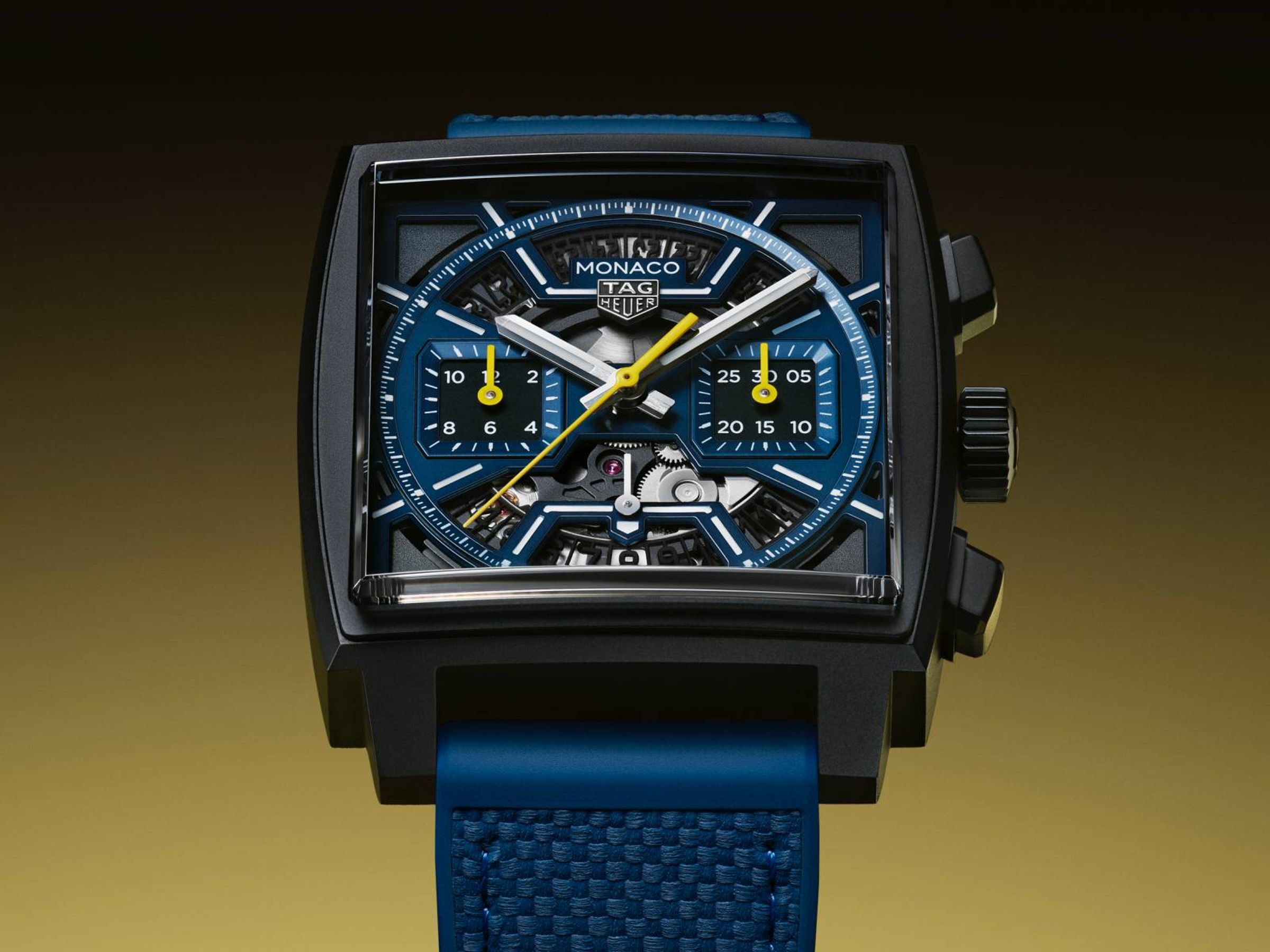 TAG HEUER泰格豪雅上週末在F1摩納哥大獎賽，發表這款Monaco Chronograph Dark Blue「暗藍版」；此錶以藍色噴砂面盤，配以經噴砂處理的黑色類鑽碳DLC 2級鈦金屬錶殼，以及鮮黃色指針，使在沉穩的色調中又呈現飆速快感。搭載全新世代的Calibre Heuer 02 (TH20-00)自動上鍊機芯，動力儲存達80小時，防水100米。定價約NT$370,200。