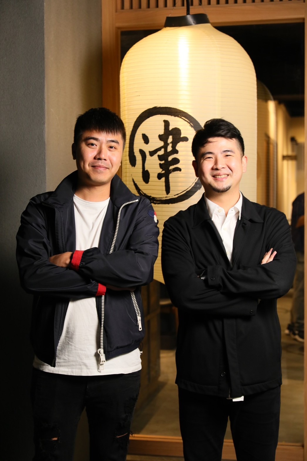 「津炭燒肉」的兩位負責人王健丞（右）與陳品佑（左）從國小同學晉升為合作夥伴。