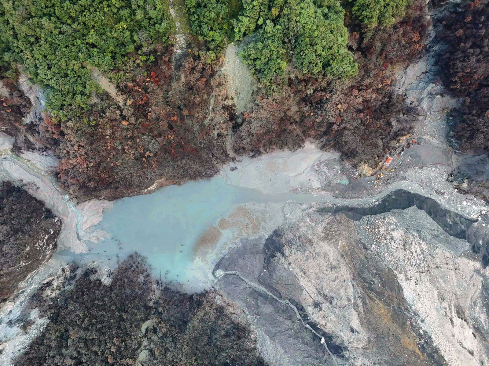 馬太鞍堰塞湖目前已幾乎放乾，施工團隊利用重機具完成壩體降挖任務，終於解除潰堤威脅。（翻攝林業保育署花蓮分署官網）