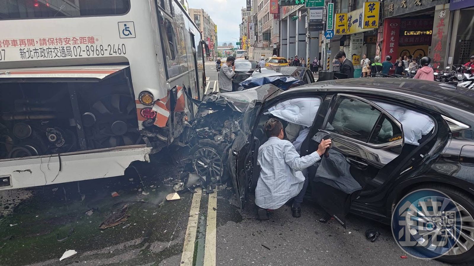 有片／博愛特區車輛暴衝8人傷　現場驚悚撞擊畫面曝光