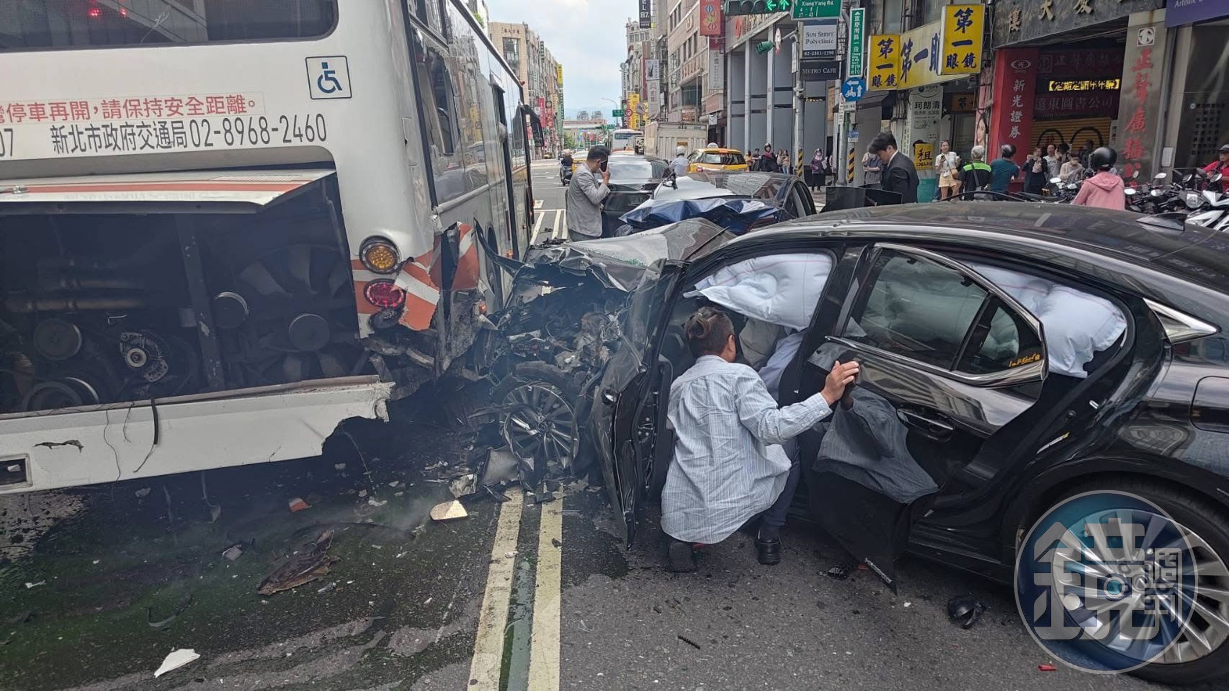 肇事邱男一度受困車內，路人上前查看並將他救出。（讀者提供）