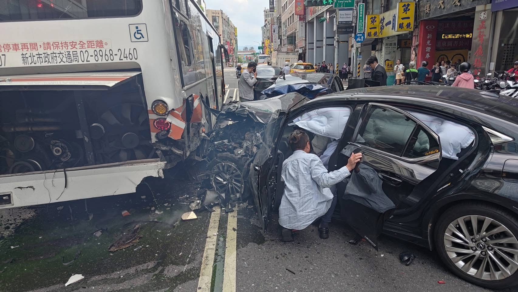 肇事邱男一度受困車內，路人上前查看並將他救出。（讀者提供）