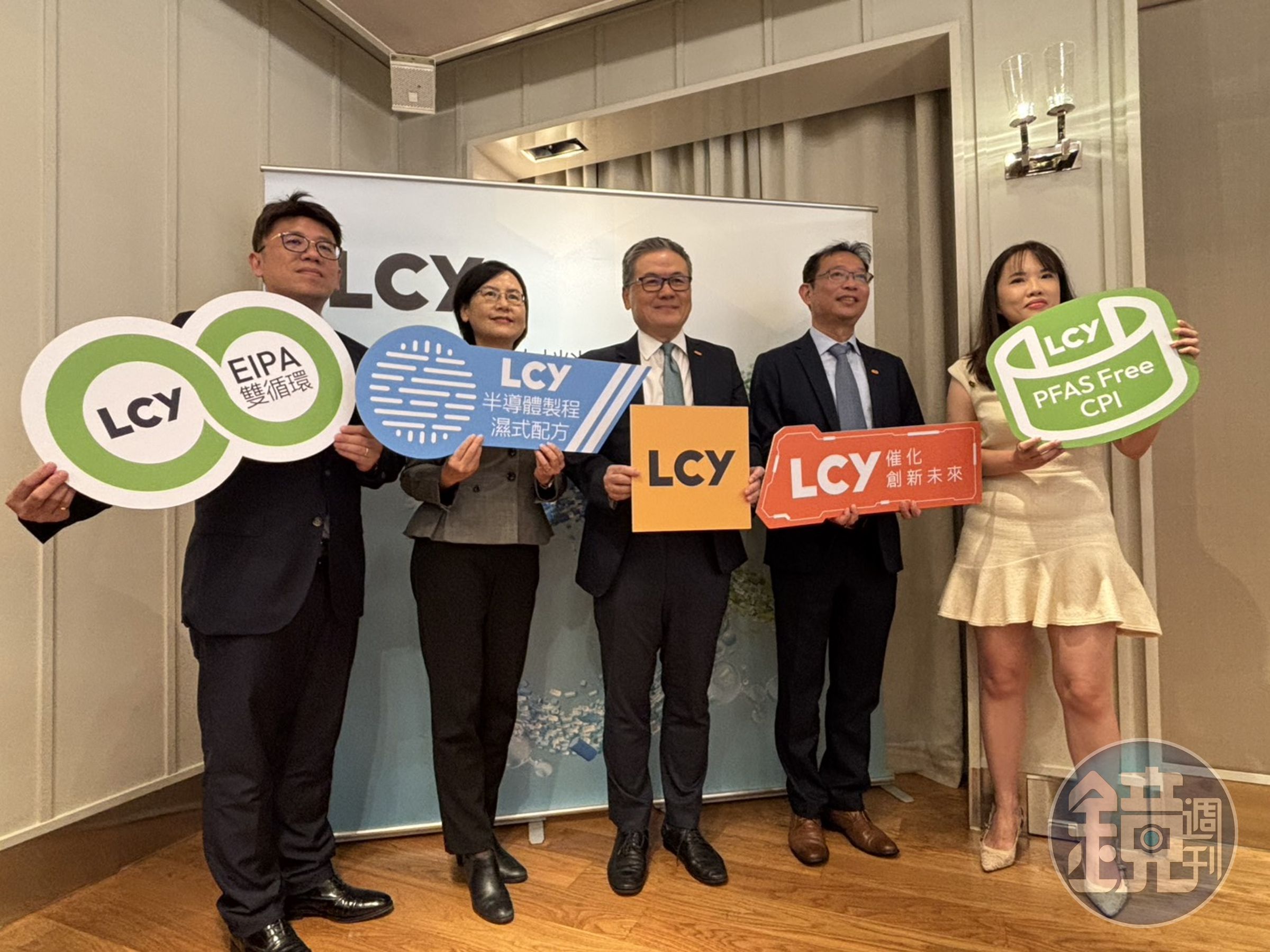 李長榮化工總經理劉文龍(左三)表示，集團今年正式步入110周年，目前正在進行第四次轉型工程，期望未來能成為一家能開發出許多前瞻應用領域材料的科學公司。