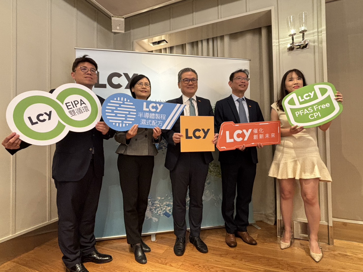 李長榮化工總經理劉文龍(左三)表示，集團今年正式步入110周年，目前正在進行第四次轉型工程，期望未來能成為一家能開發出許多前瞻應用領域材料的科學公司。