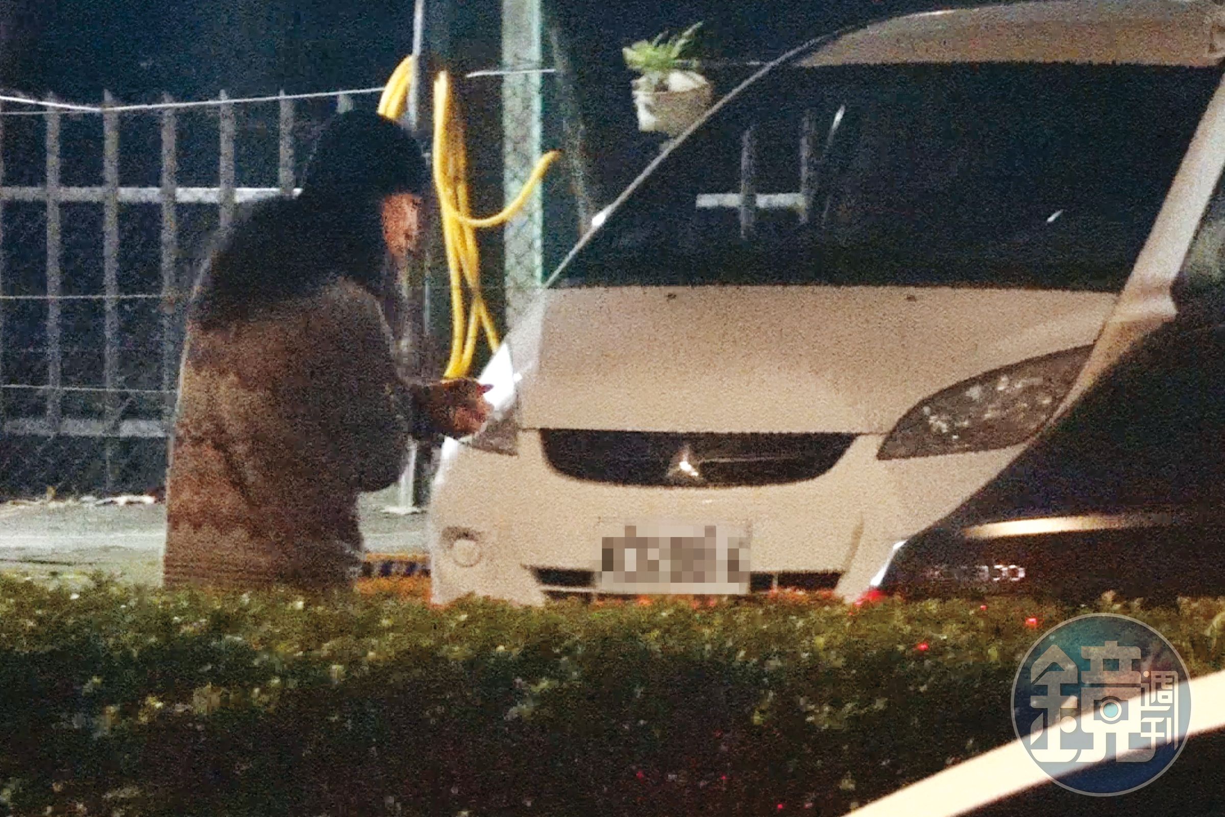 23:22,最後聯袂走向停車場,王瞳上車,兩人看起來都有些依依不捨。