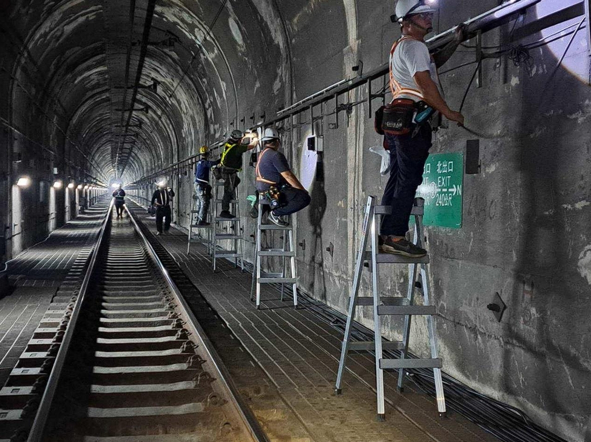 台鐵在3處隧道加裝紀念燈光，紀念408次太魯閣號事故的罹難者，卻挨批浪費錢。（台鐵提供）