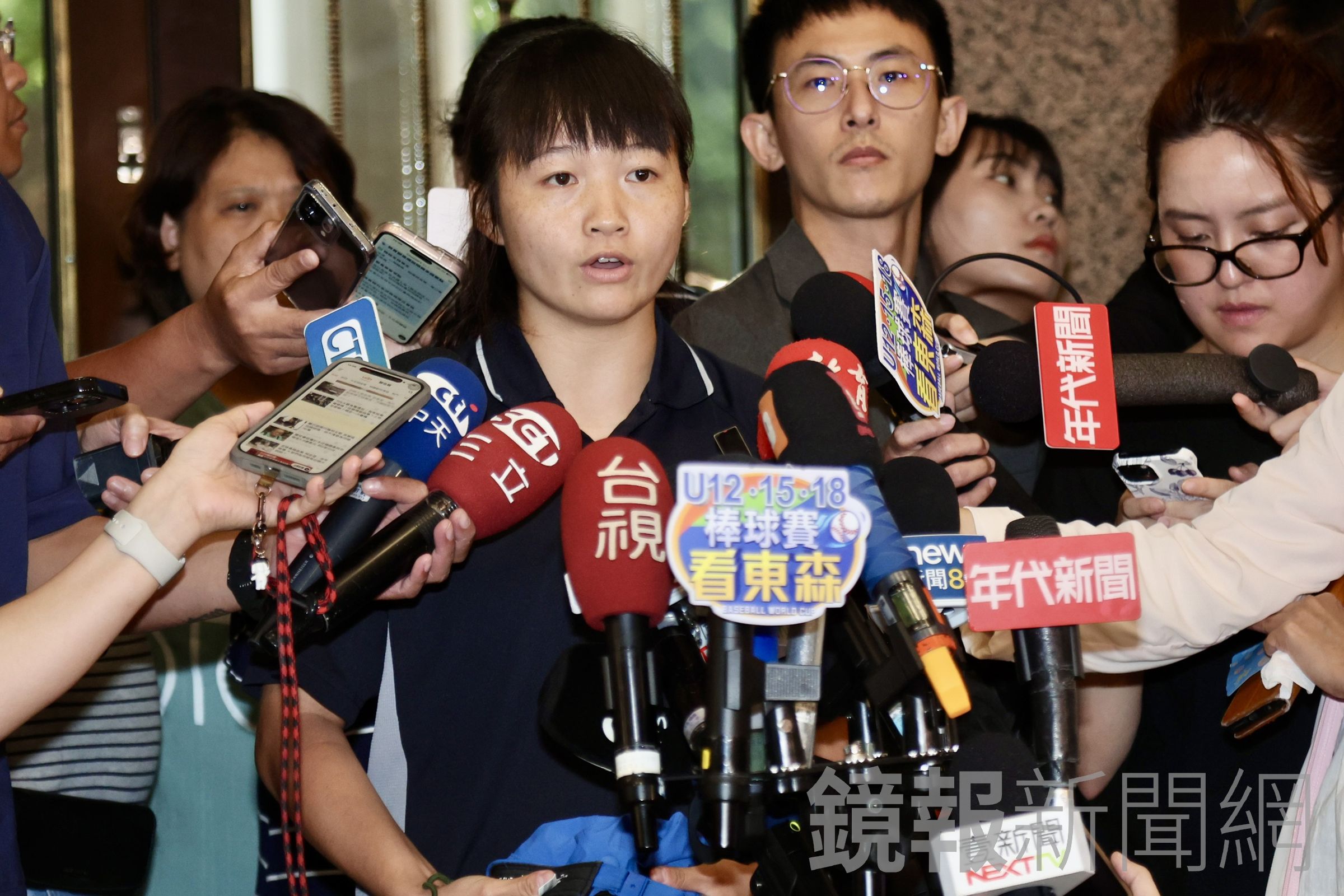 匿名者公開指控「錢跟榮耀倒是搶第一」,簡奇陞留言反擊。(鏡報林煒凱)