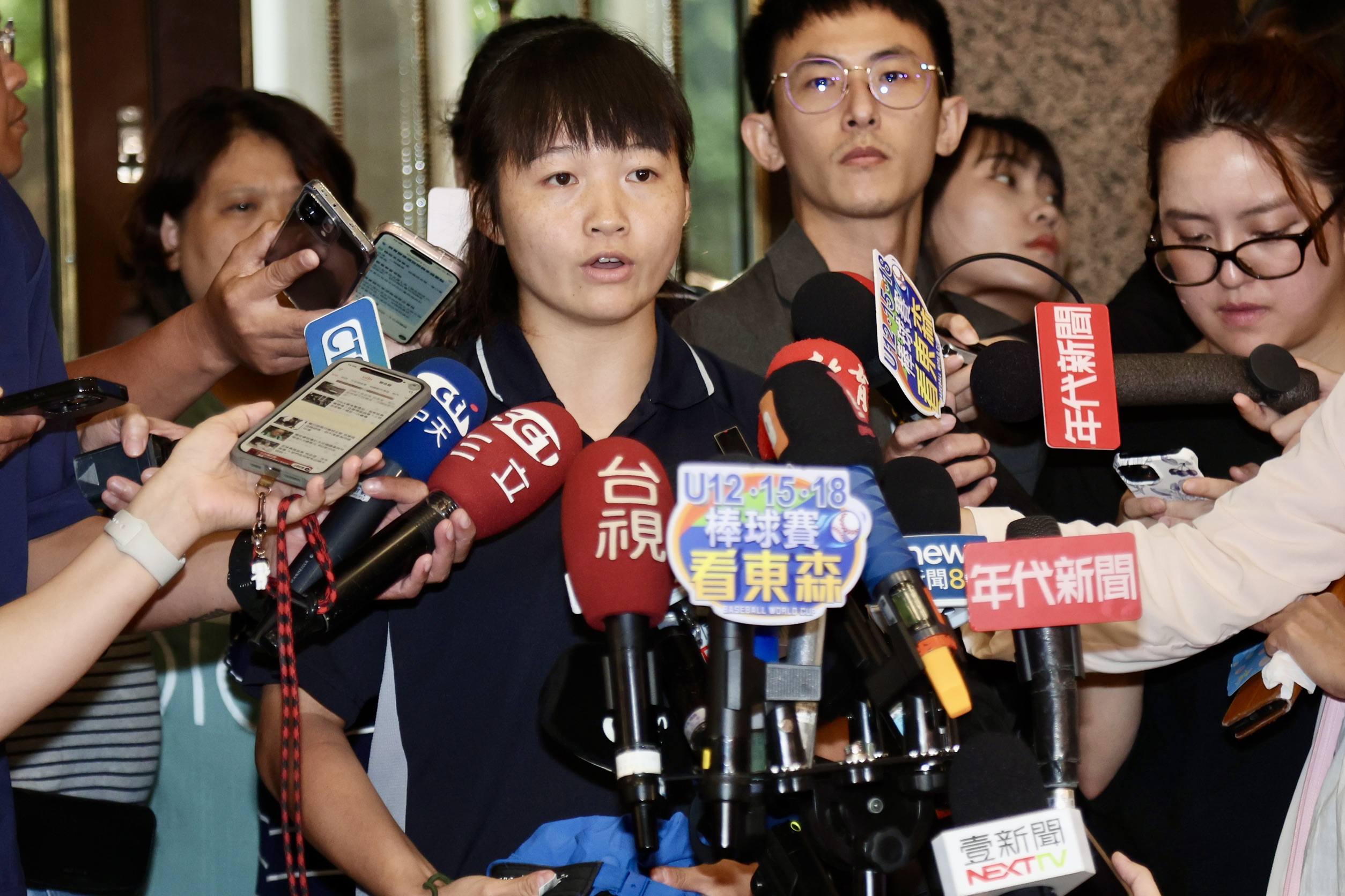 匿名者公開指控「錢跟榮耀倒是搶第一」，簡奇陞留言反擊。（鏡報林煒凱）