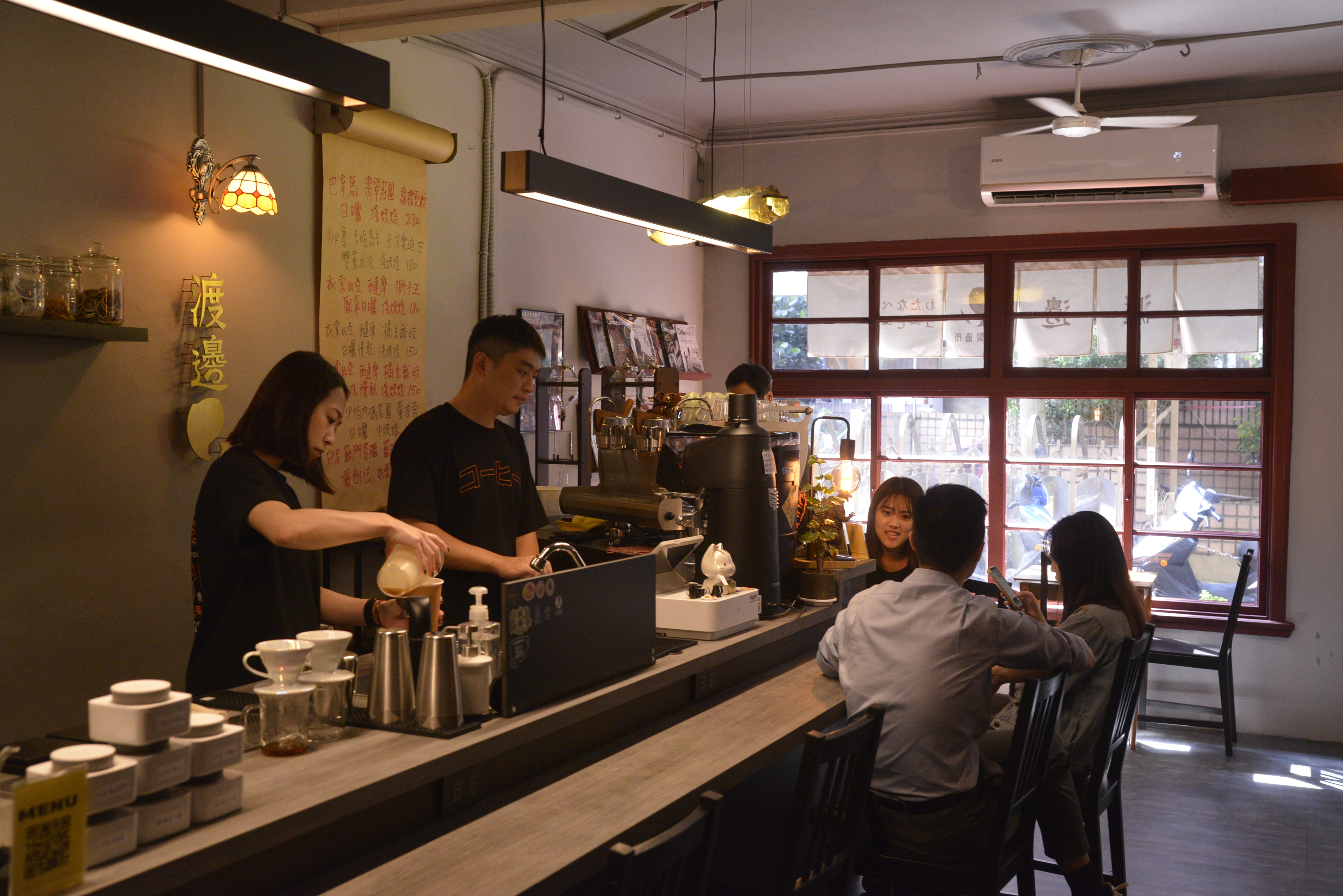 潘政劭（左2）開設的第2間咖啡店渡邊珈琲製造所，位於義三路巷內的老宅。