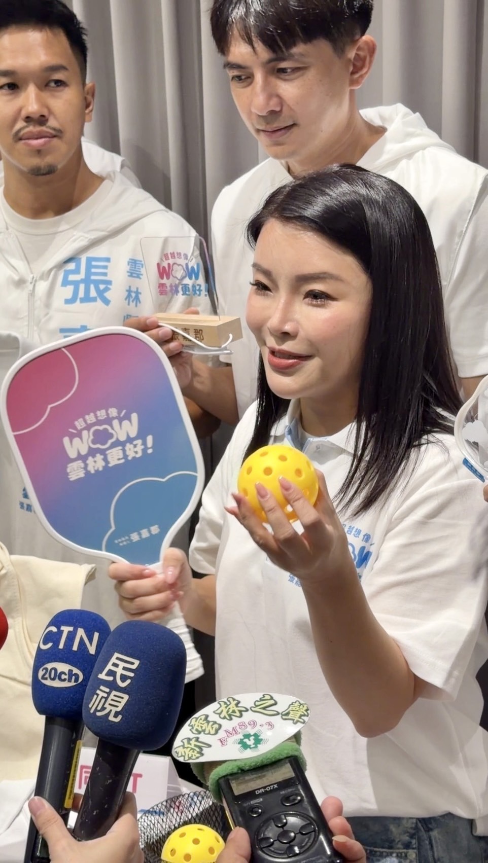 匹克球拍組為張嘉郡競選小物之一。（張嘉郡競選辦公室提供）