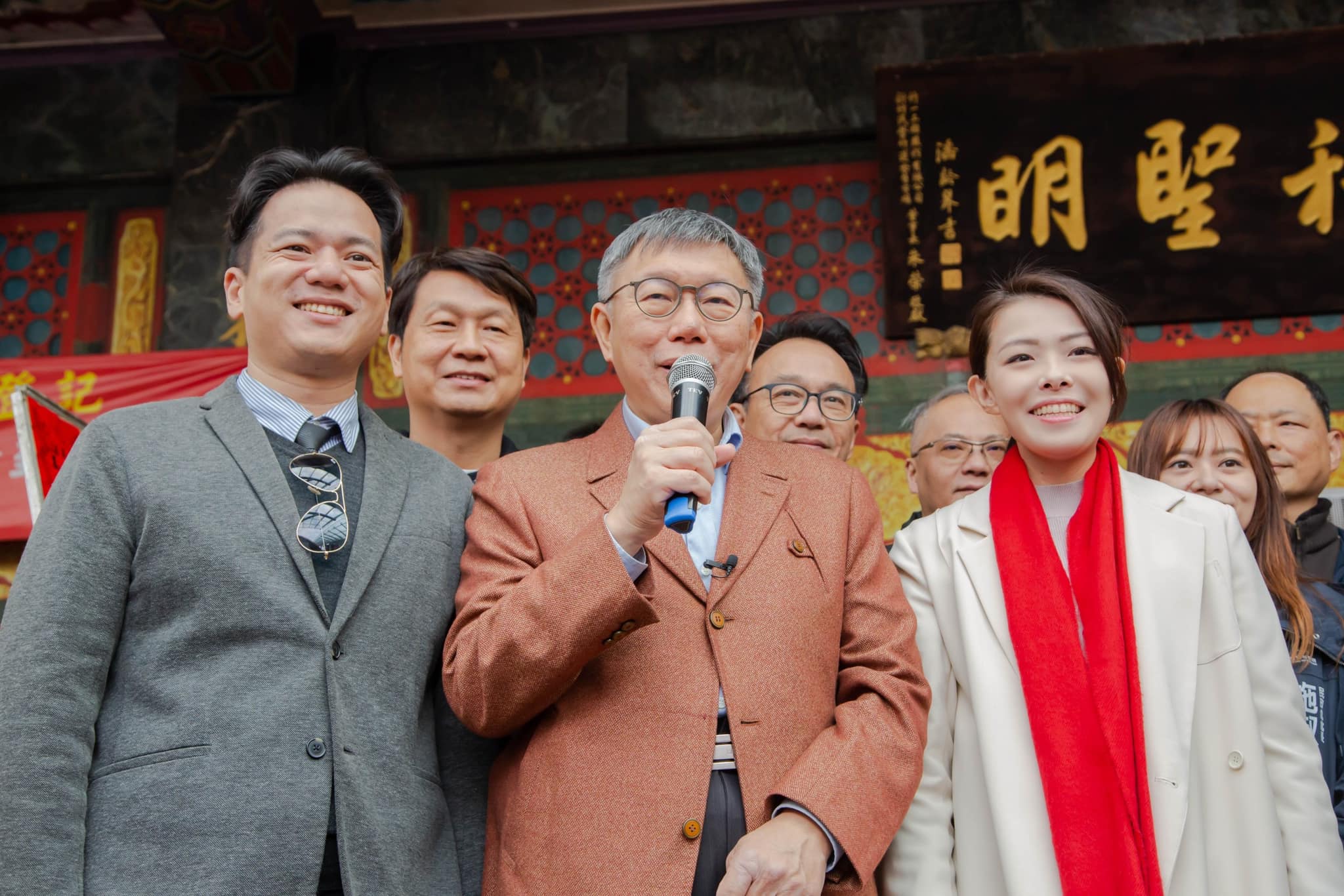 柯文哲（中）不滿卓冠廷於節目中爆料他與高虹安（右）因人事布局發生口角，故自訴提告加重誹謗罪，今日結果出爐。（翻攝自臉書＠高虹安）