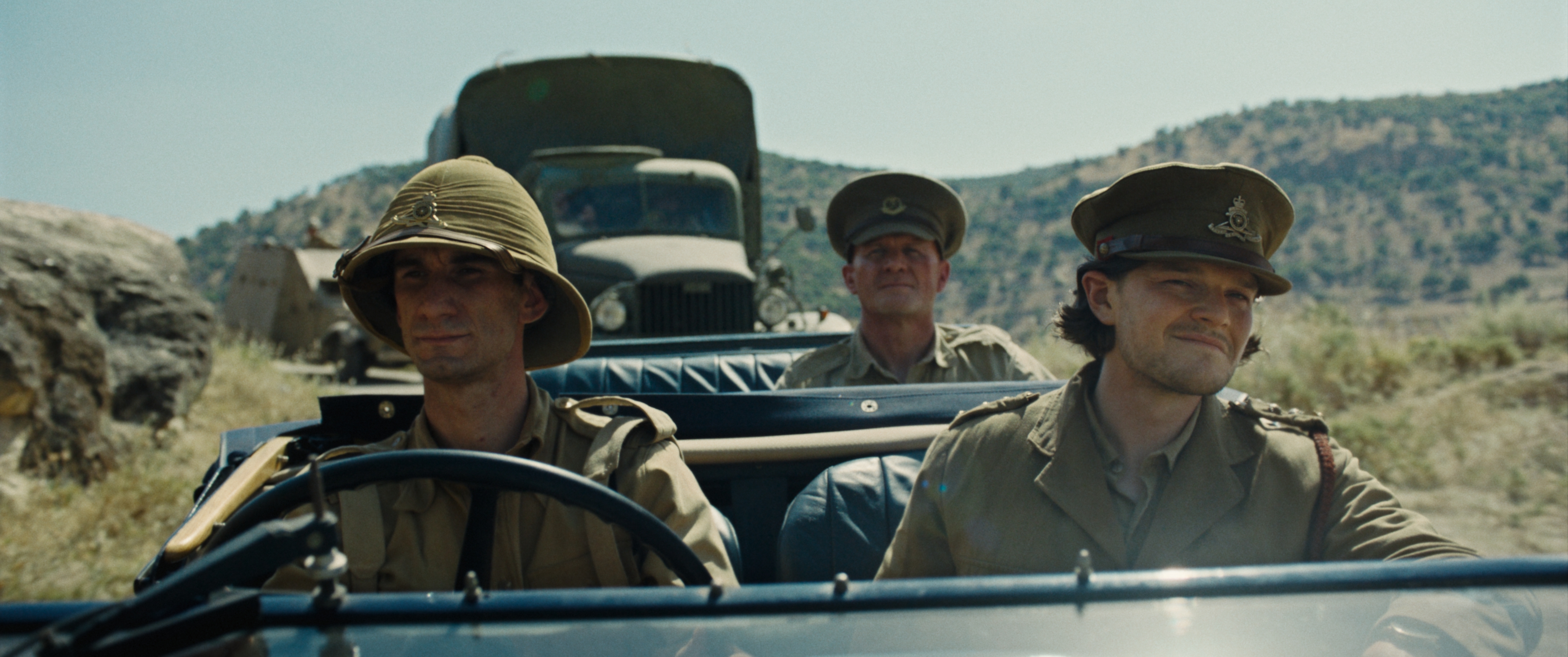 羅伯特阿拉馬約化身英軍軍官溫蓋特乘車巡視,呈現殖民統治的強硬面貌。(聯影提供)