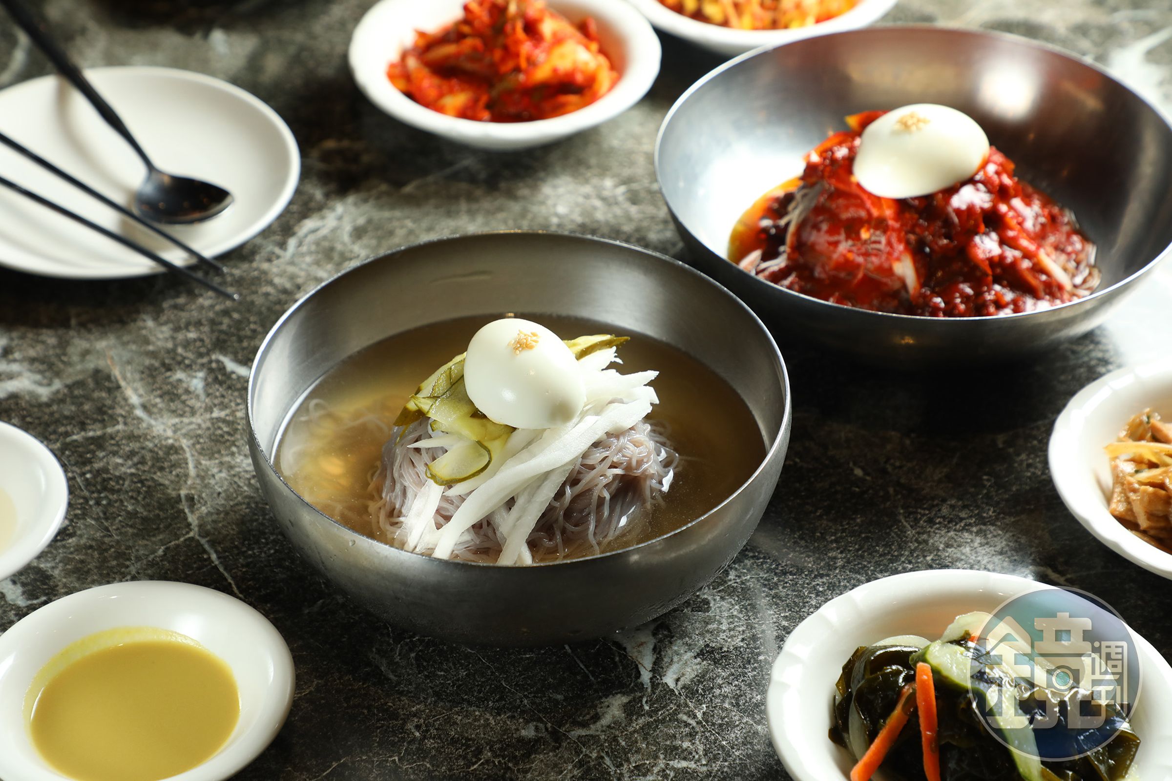 「韓食堂」招牌料理韓國冷麵會淋上高湯冰沙,是許多老饕夏天最愛的消暑美食。