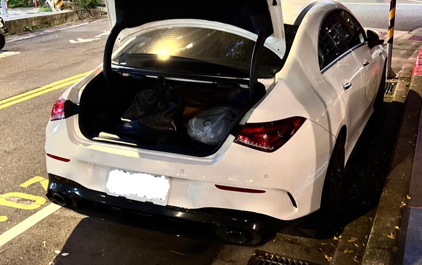 無尊錄影忘記把後車廂的門關上。（翻攝自無尊臉書）