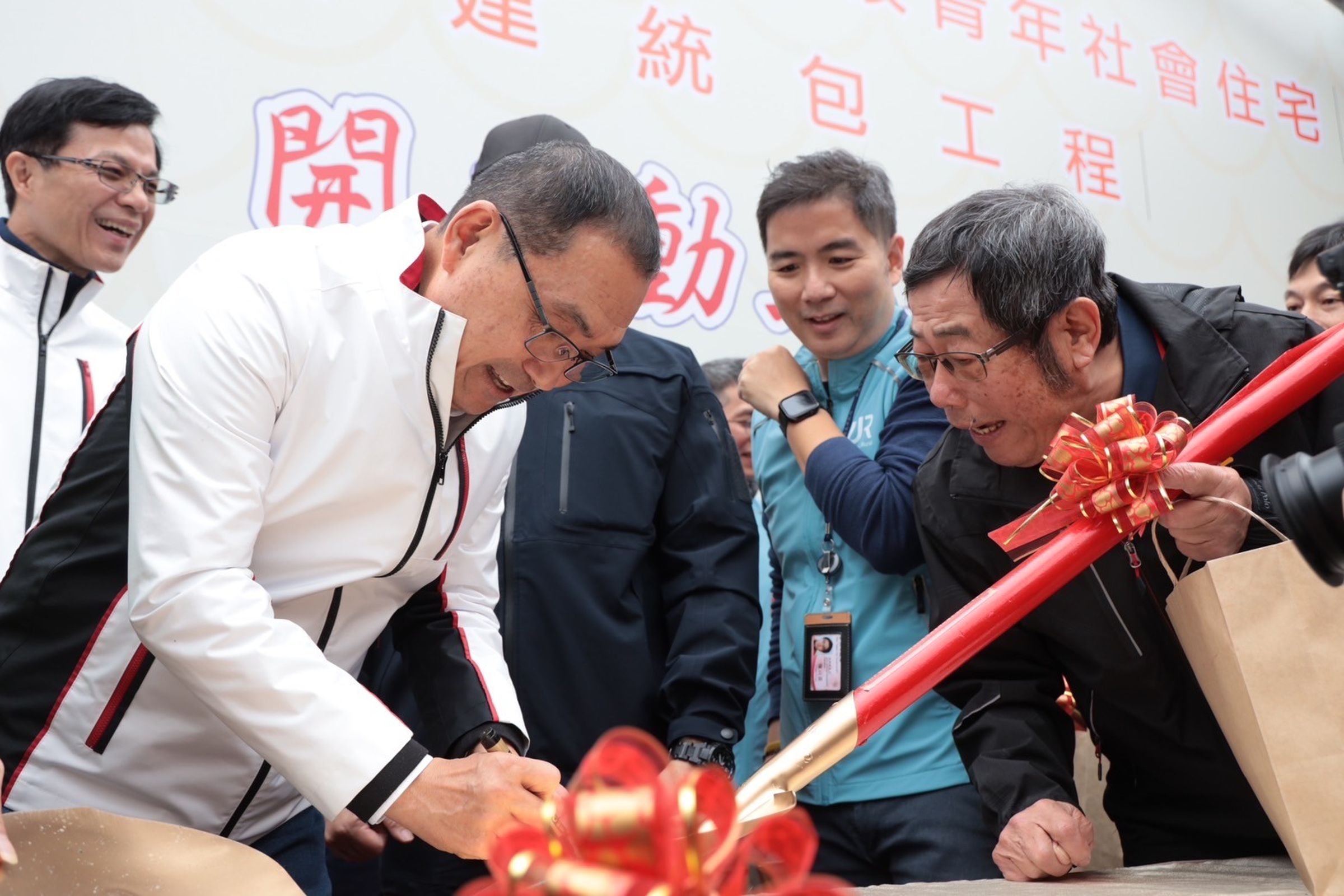 侯友宜為市民朋友們及與會貴賓簽金鏟子。(新北城鄉局提供)