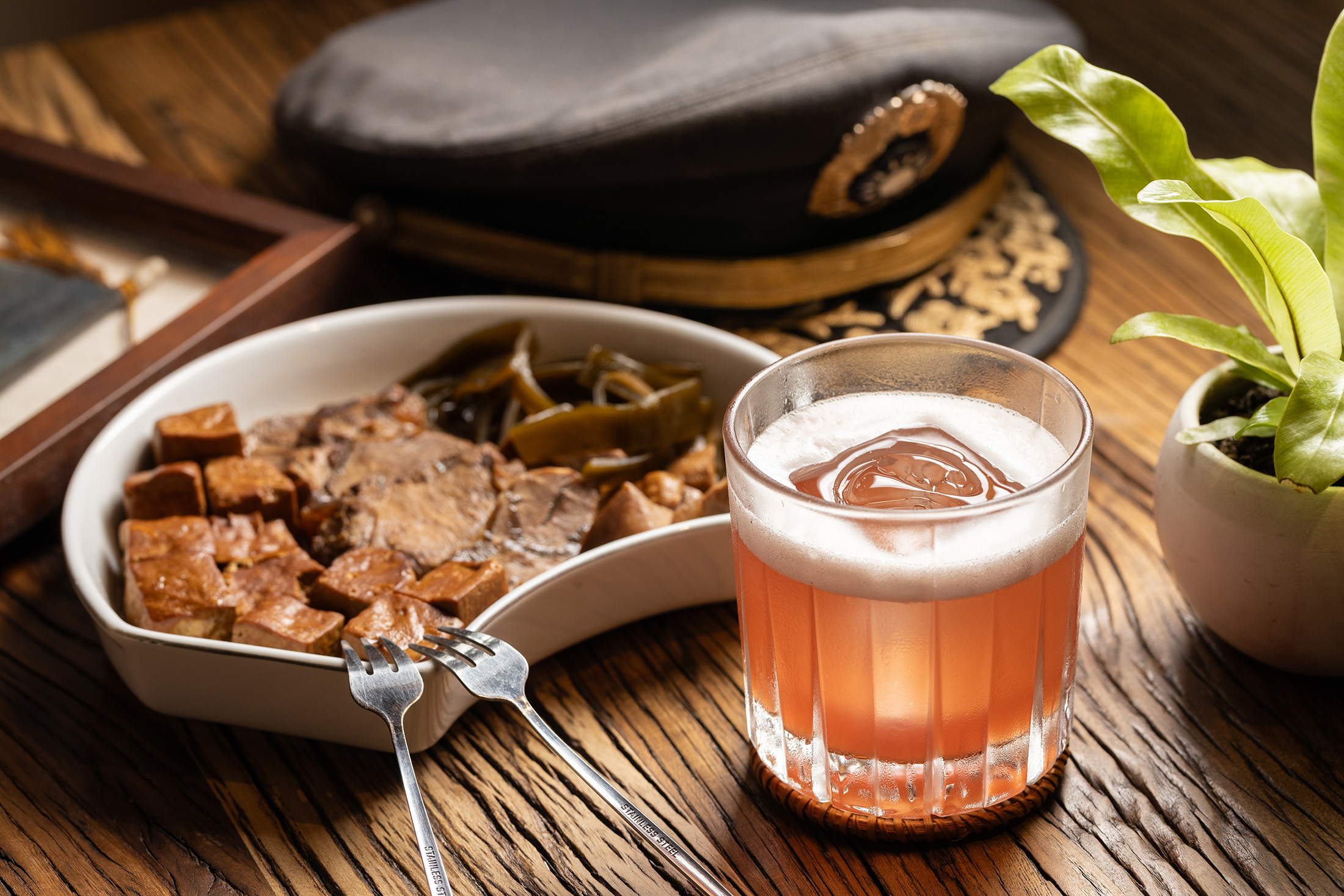 位於新竹將軍村的「無酉無慮」，是當地第一間無酒精調酒吧，讓想要感受雞尾酒風味又不耐酒精的人，也能在這裡暢快喝一杯。