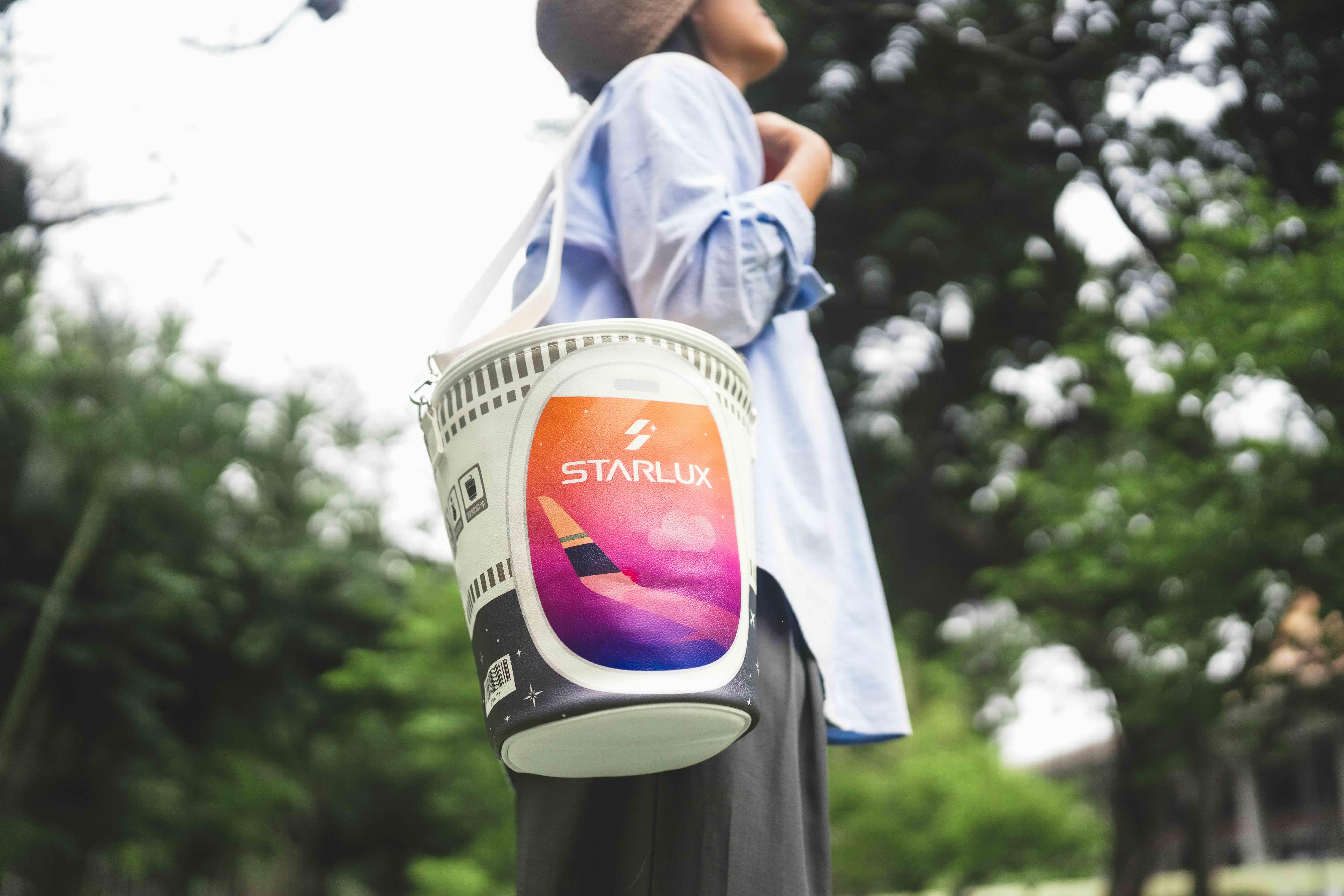 星宇航空攜手日清食品（NISSIN FOODS）推出以日清經典杯麵造型為靈感打造的「巨無霸泡麵杯包」。（790元／個，星宇航空提供）