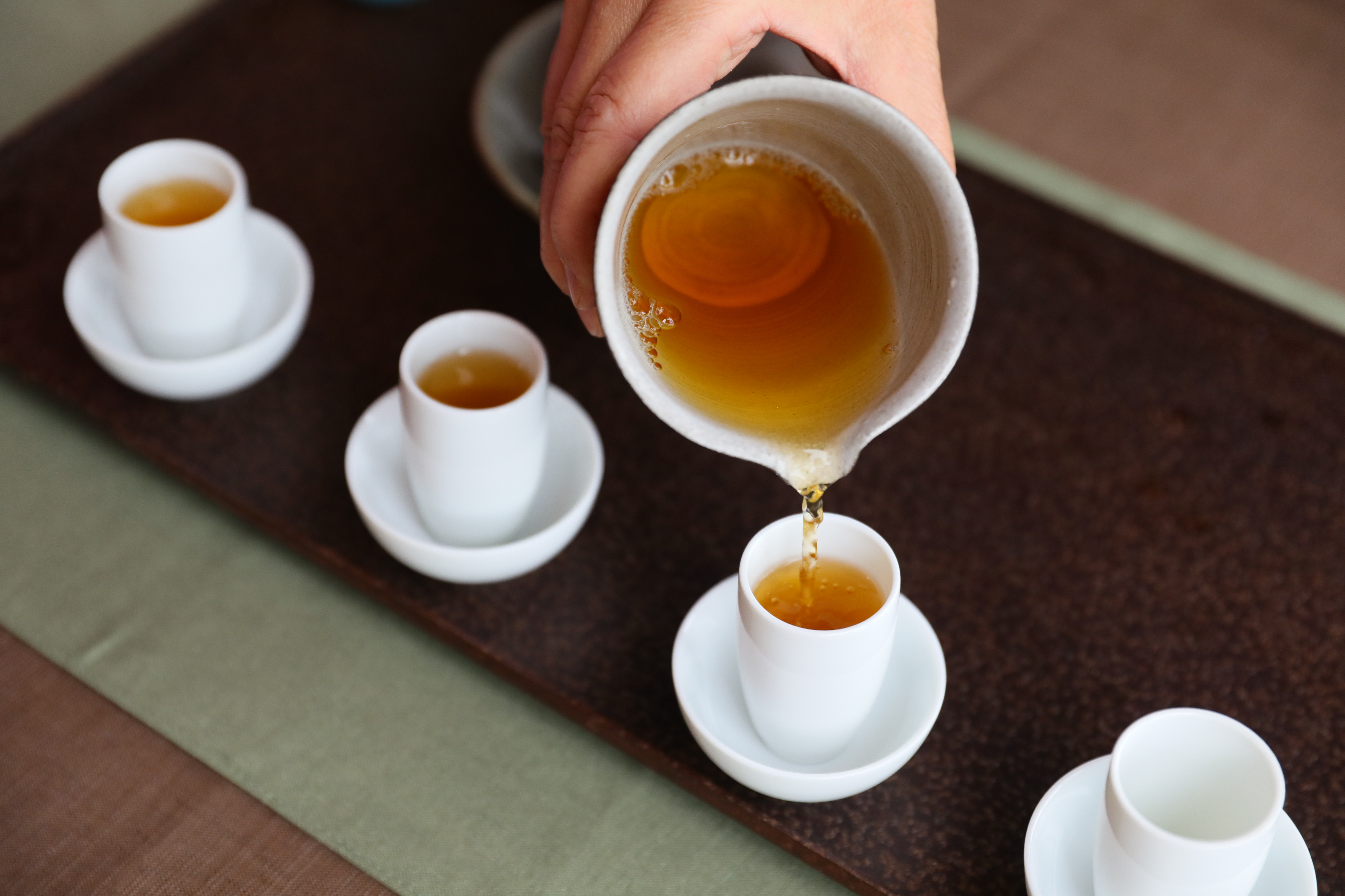 在高海拔的茶田35號喝杯熱茶暖身，高山品茗更添雅緻。